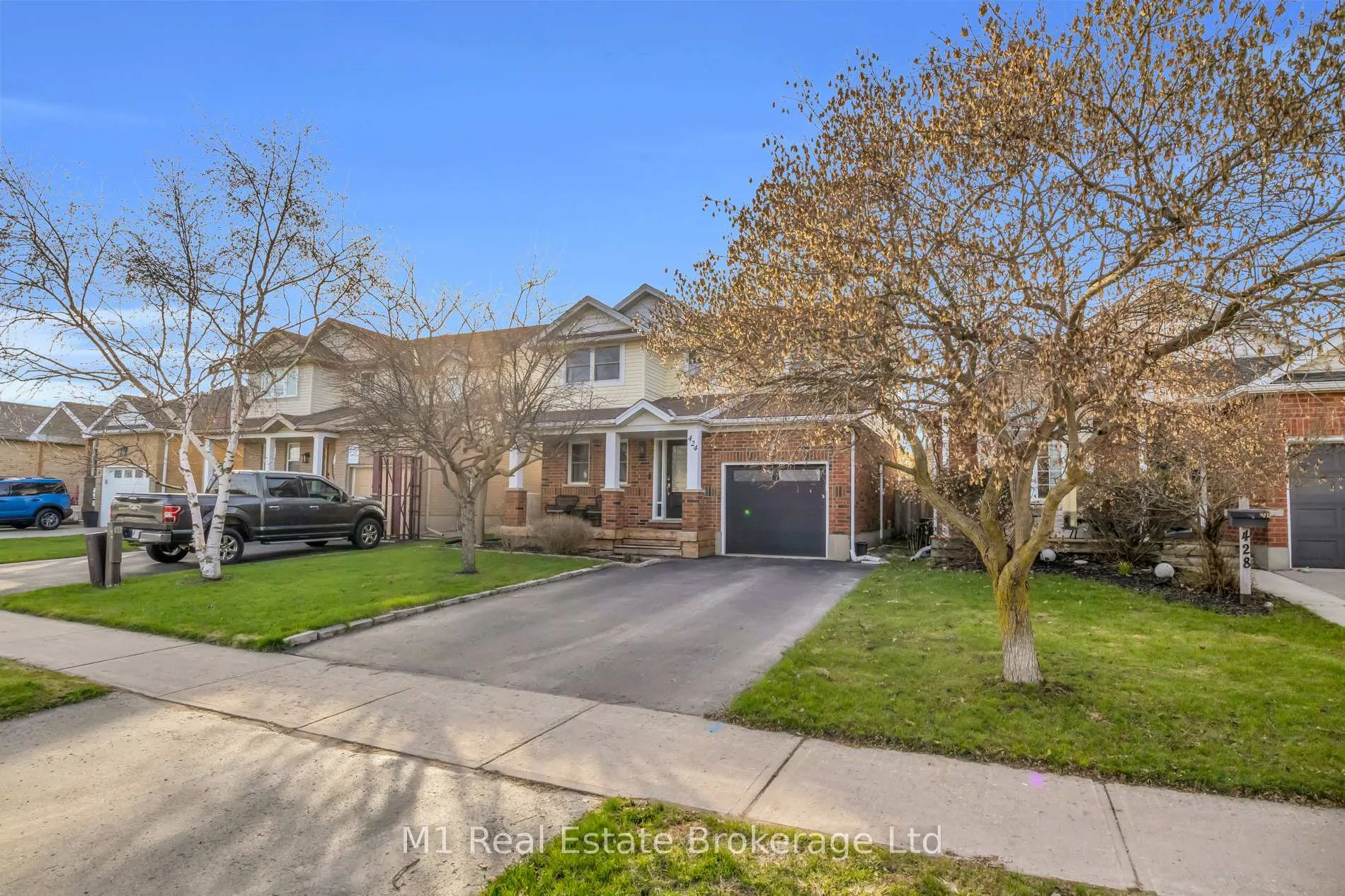 Photo 4 of 424 Millburn Boulevard, Centre Wellington, Fergus — HOMEH