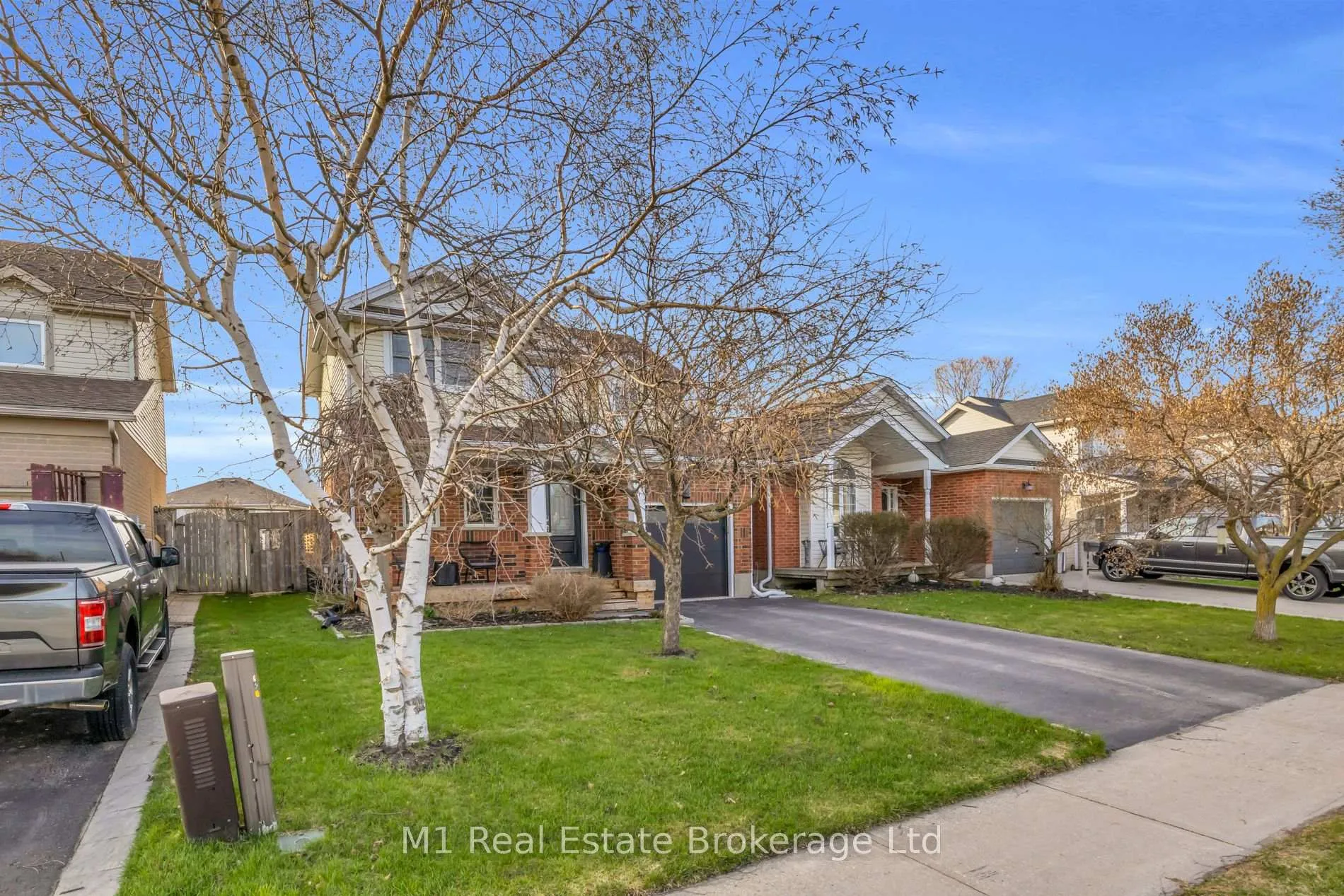 Photo 5 of 424 Millburn Boulevard, Centre Wellington, Fergus — HOMEH