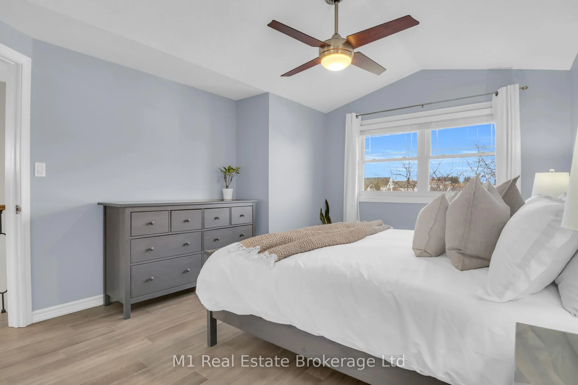 Photo 23 of 424 Millburn Boulevard, Centre Wellington, Fergus — HOMEH