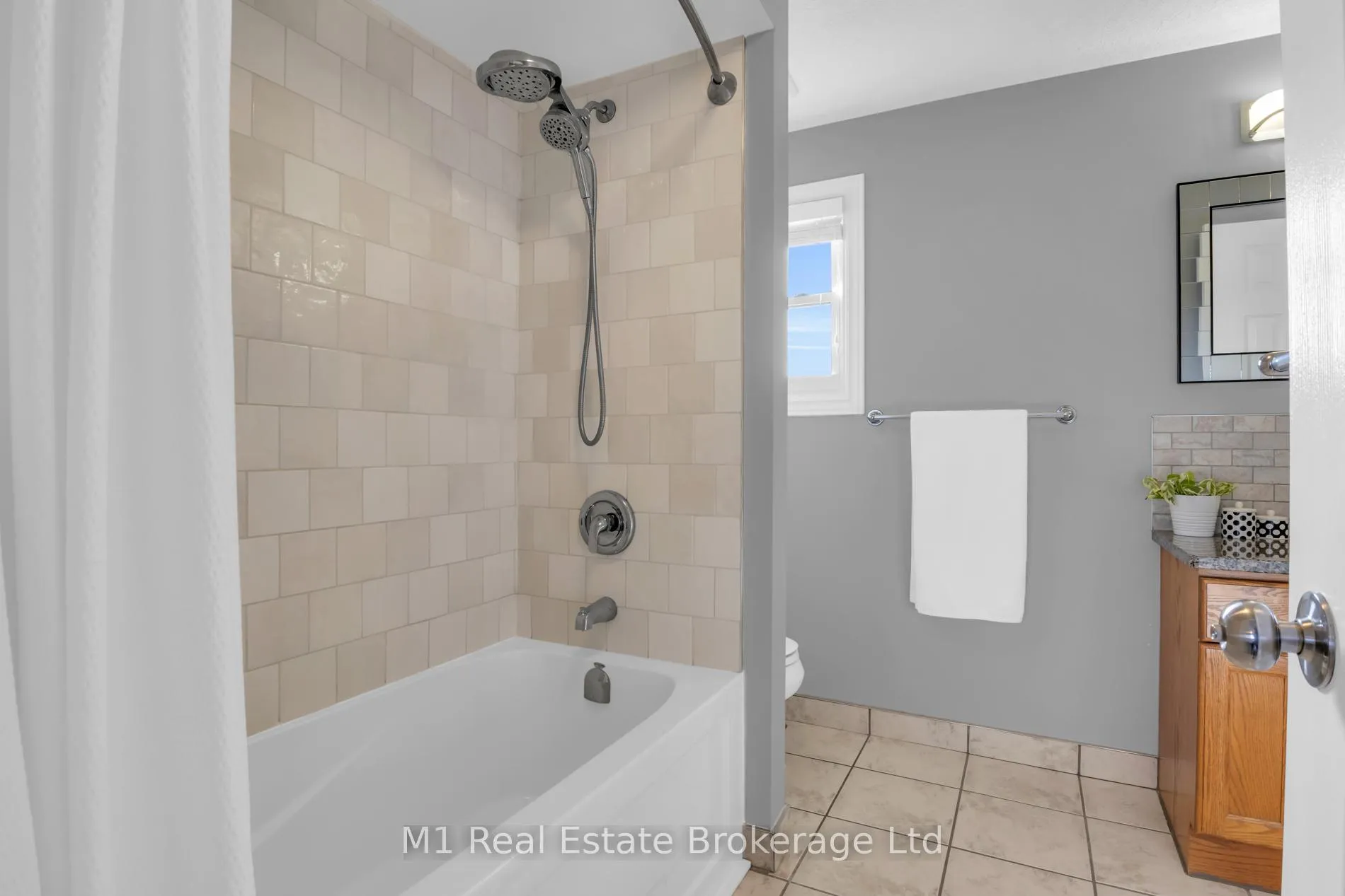 Photo 25 of 424 Millburn Boulevard, Centre Wellington, Fergus — HOMEH