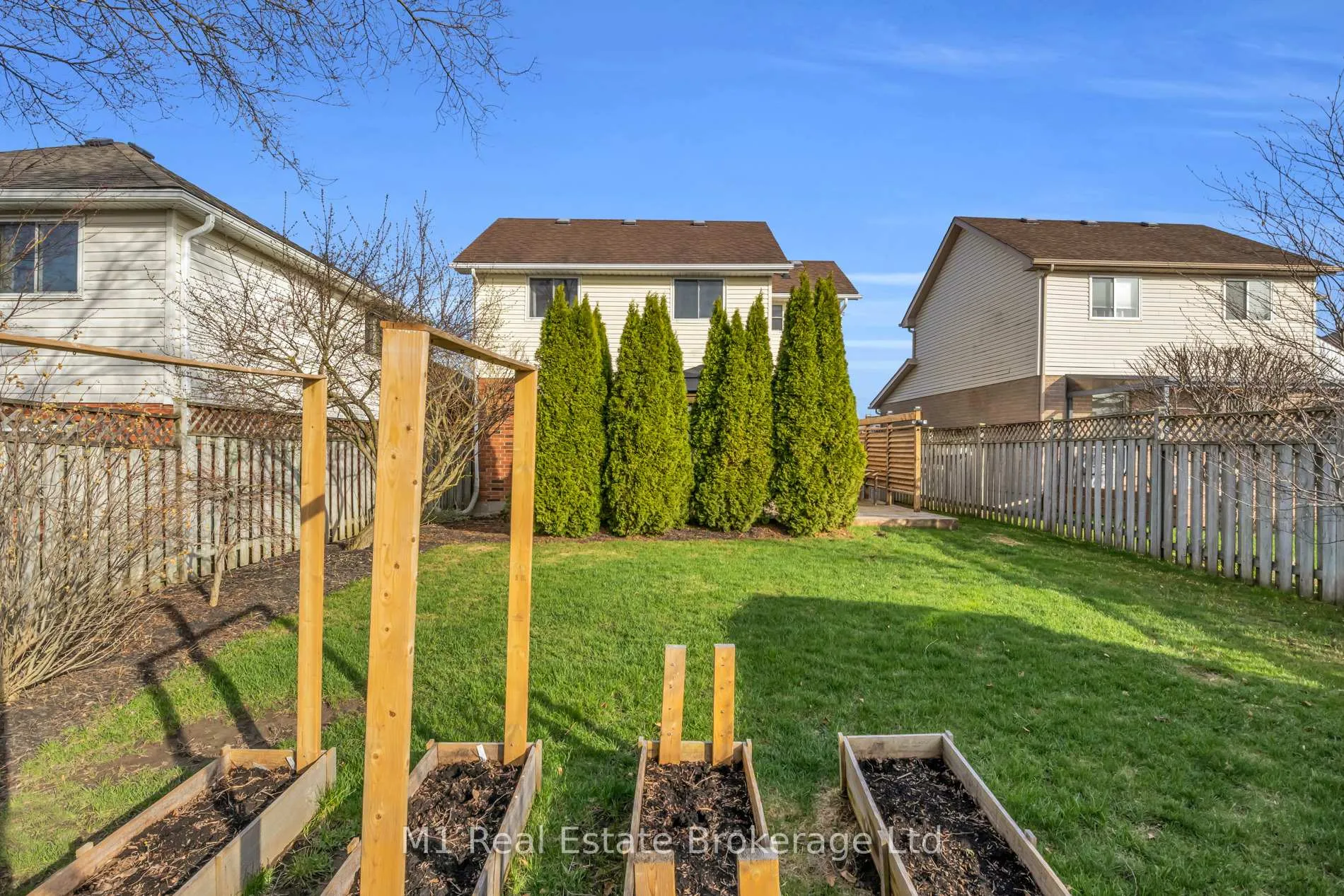 Photo 38 of 424 Millburn Boulevard, Centre Wellington, Fergus — HOMEH