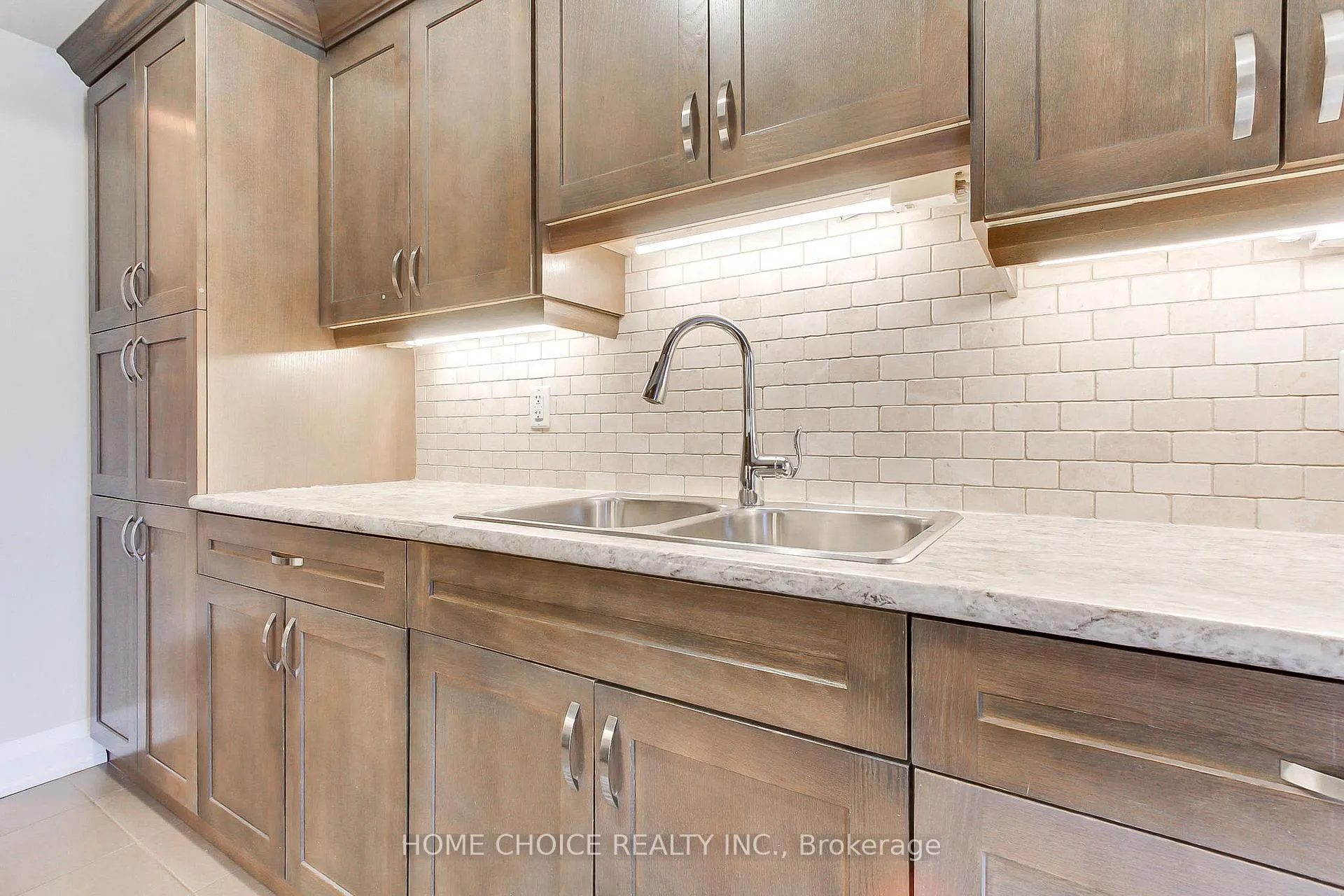 Photo 17 of Unit 301, 720 Yonge Street E, Barrie, Painswick South — HOMEH