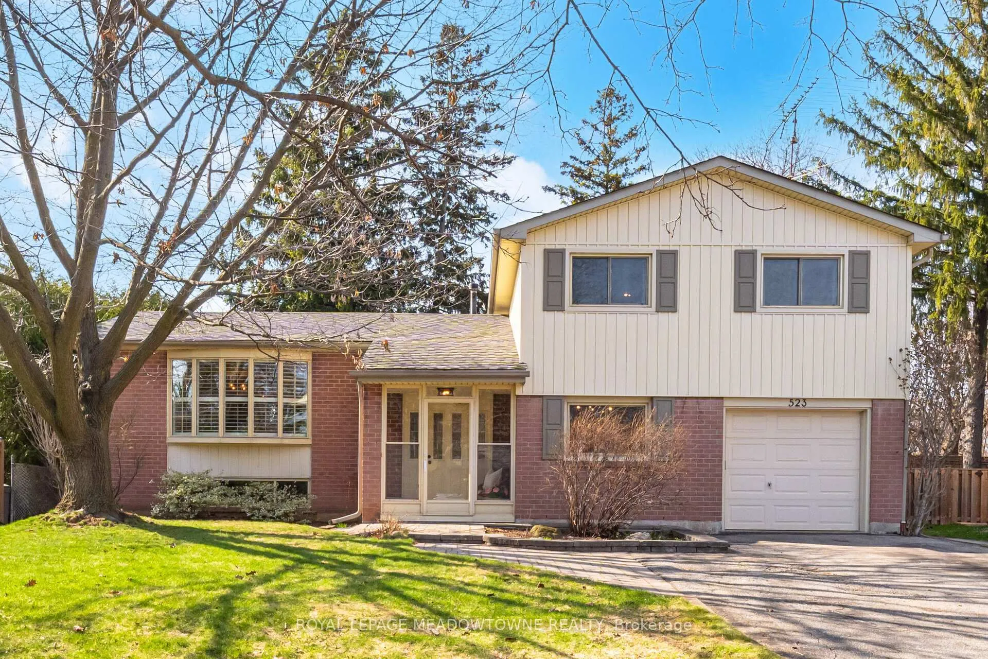 Front of 523 Trafalgar Court