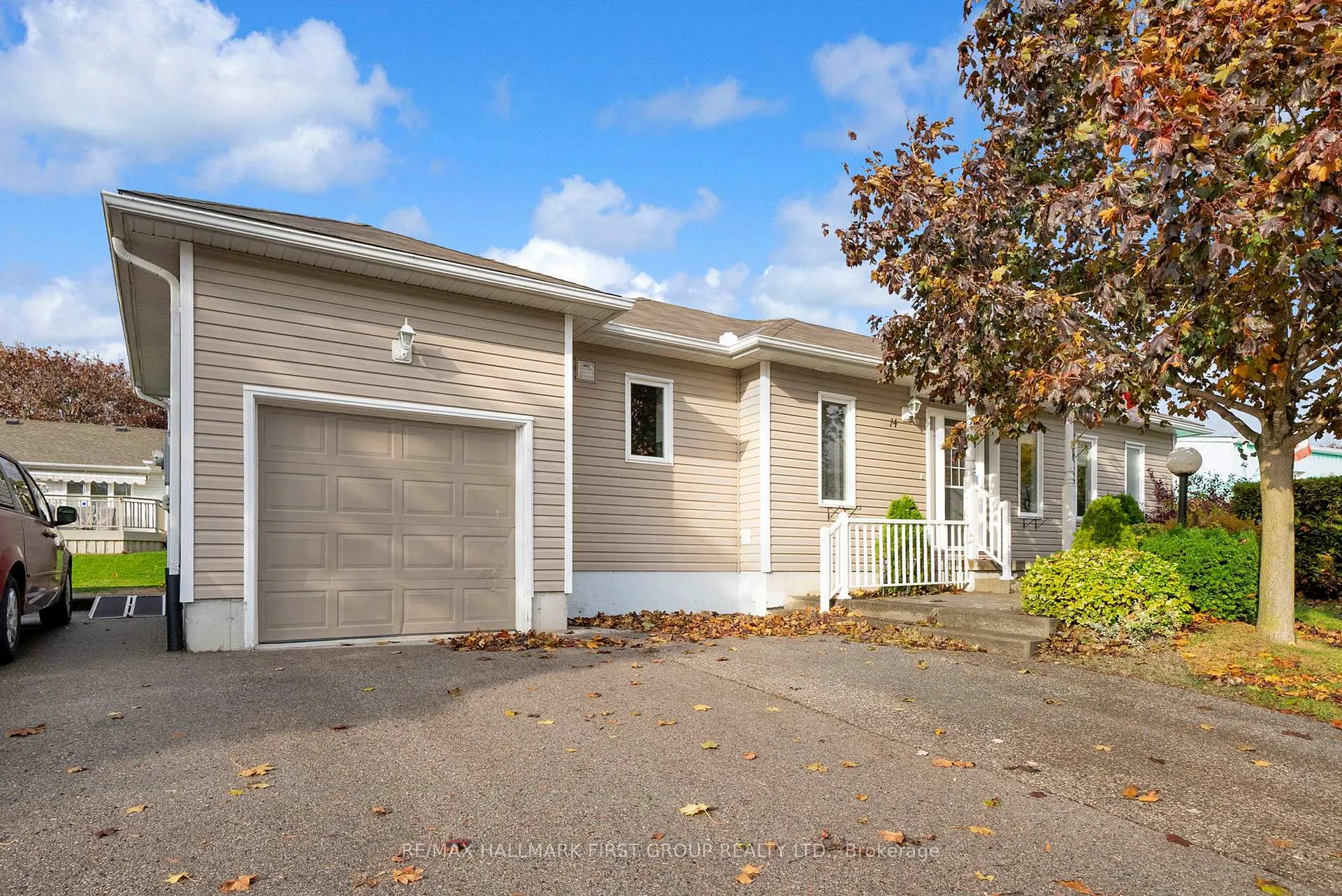 Photo 3 of 14 Champlain Court, Clarington, Newcastle — HOMEH