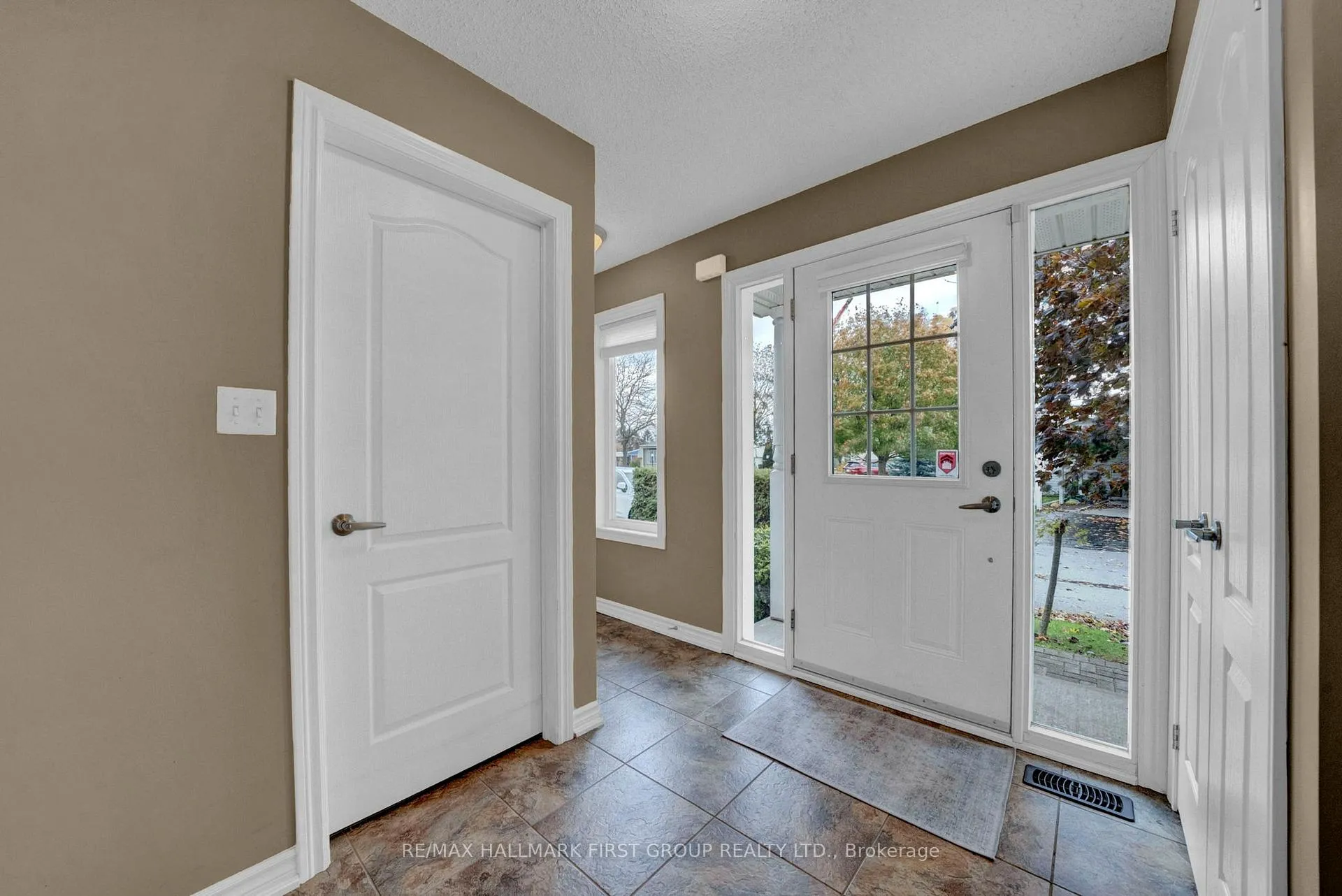 Photo 5 of 14 Champlain Court, Clarington, Newcastle — HOMEH