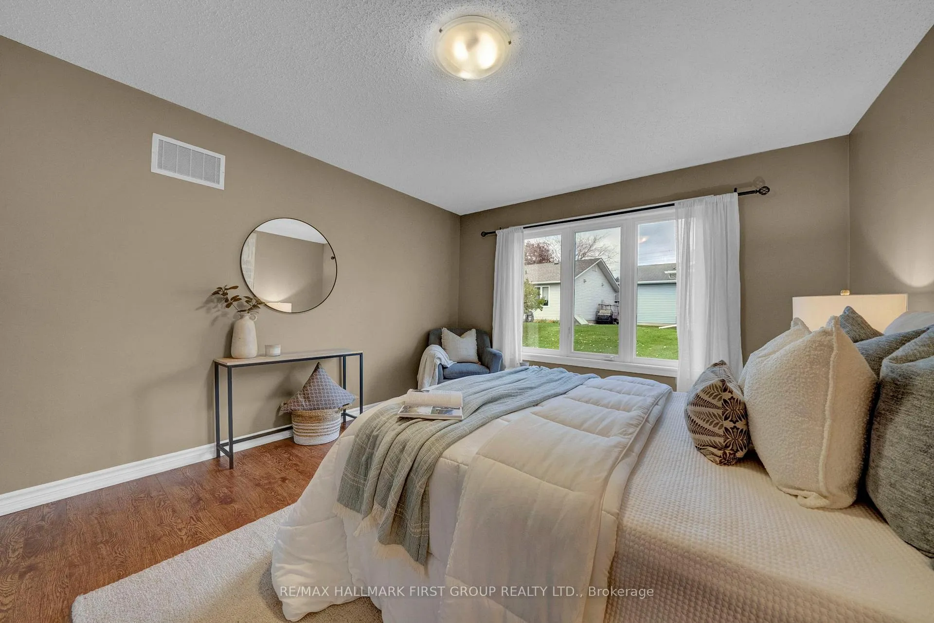 Photo 16 of 14 Champlain Court, Clarington, Newcastle — HOMEH