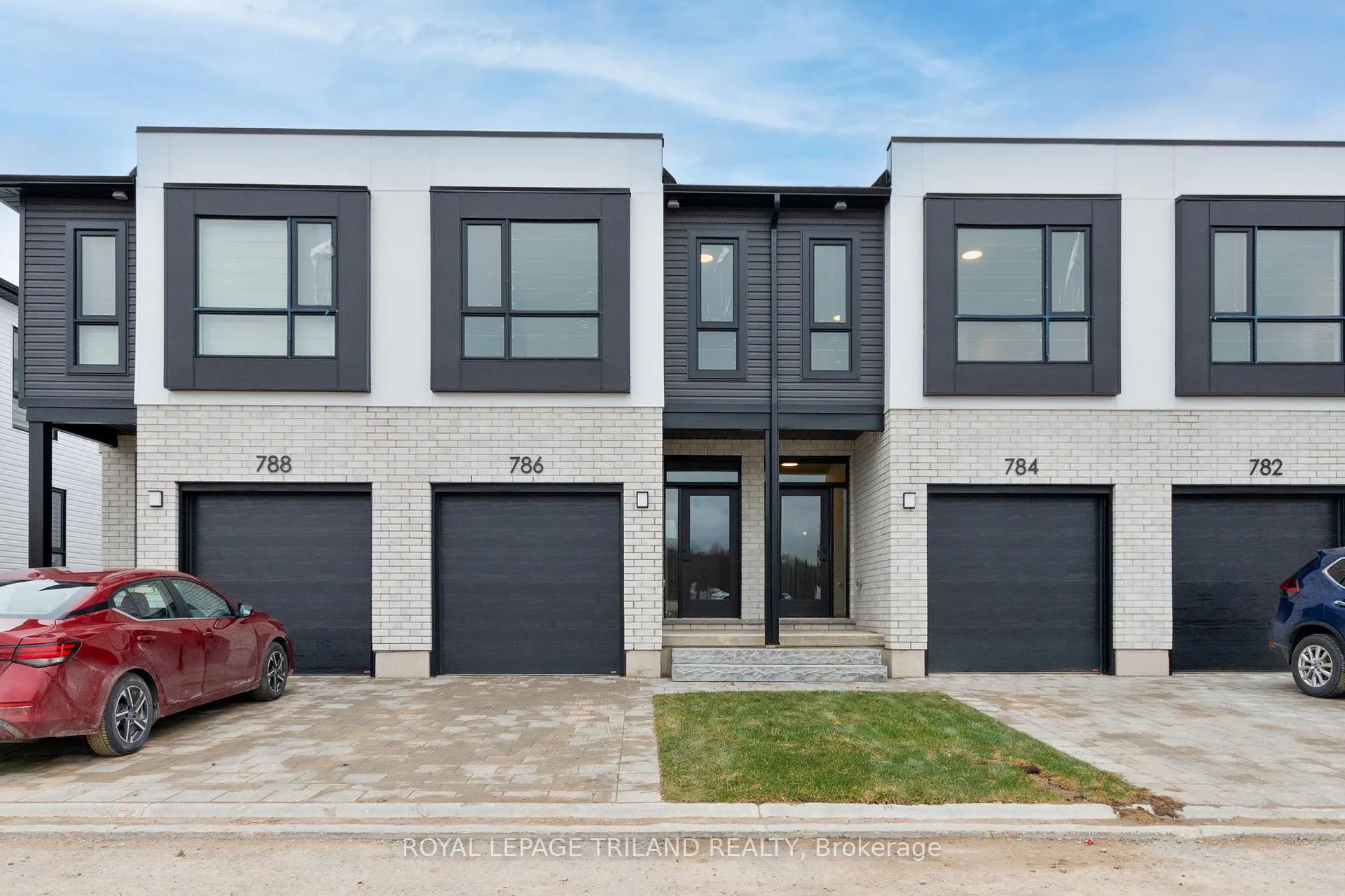 Photo 3 of 786 Banyan Lane, London, North E — HOMEH