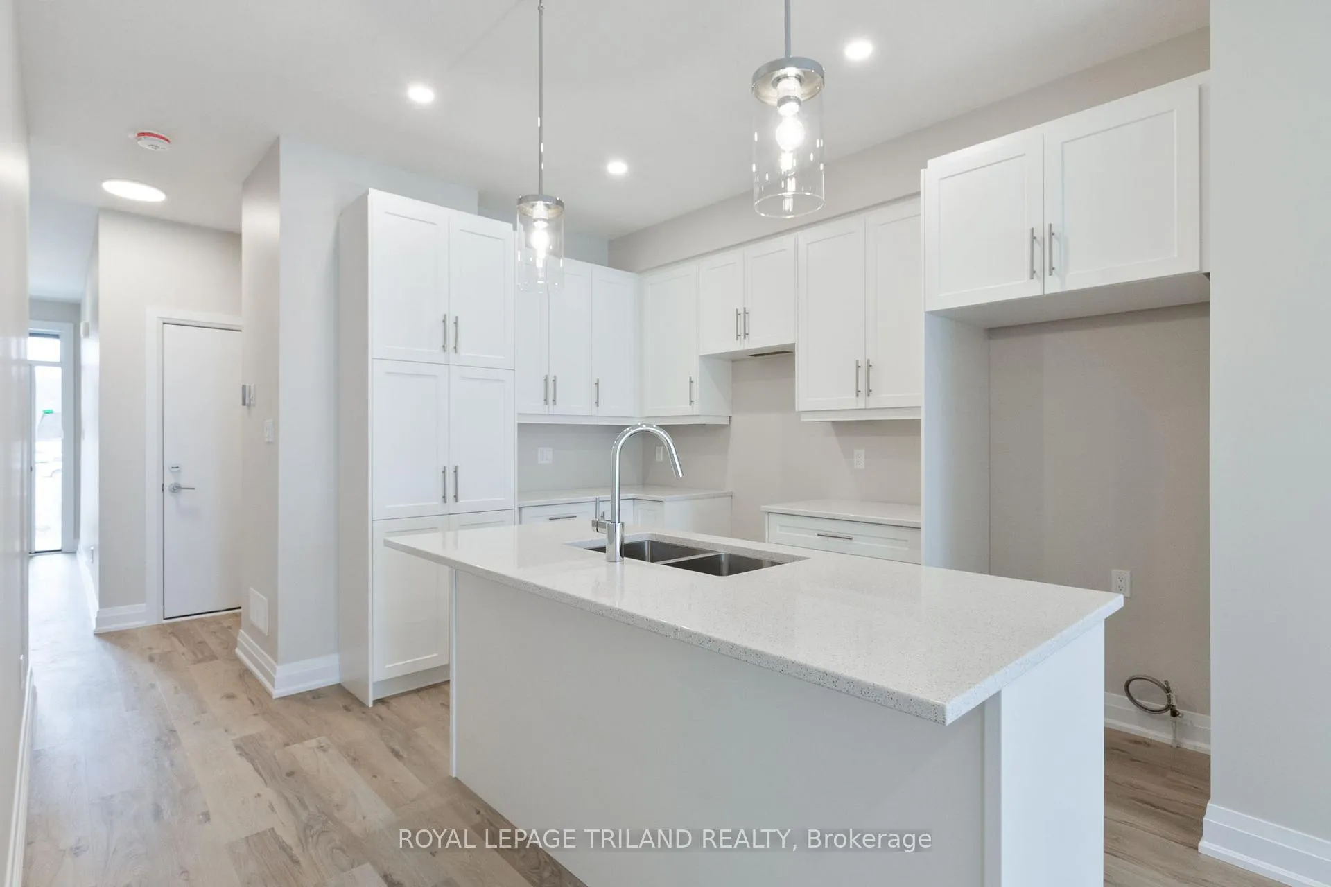 Photo 6 of 786 Banyan Lane, London, North E — HOMEH