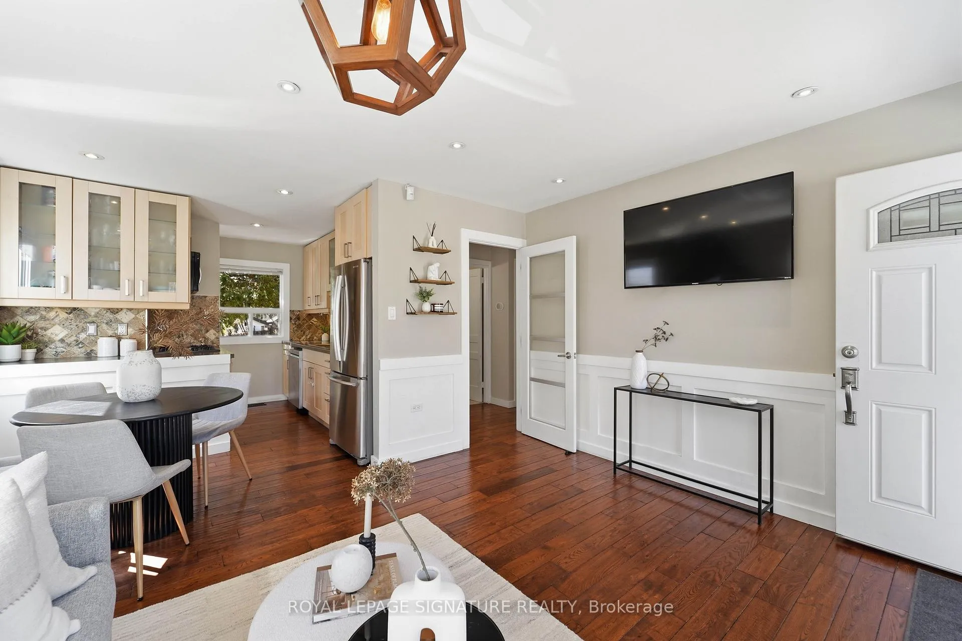 Photo 6 of 33 Cochrane Drive, Etobicoke, Stonegate-Queensway — HOMEH