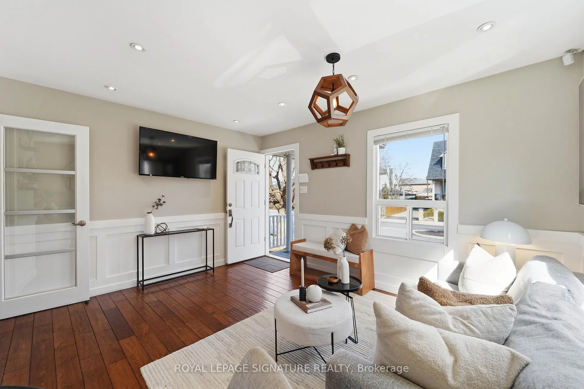 Photo 7 of 33 Cochrane Drive, Etobicoke, Stonegate-Queensway — HOMEH