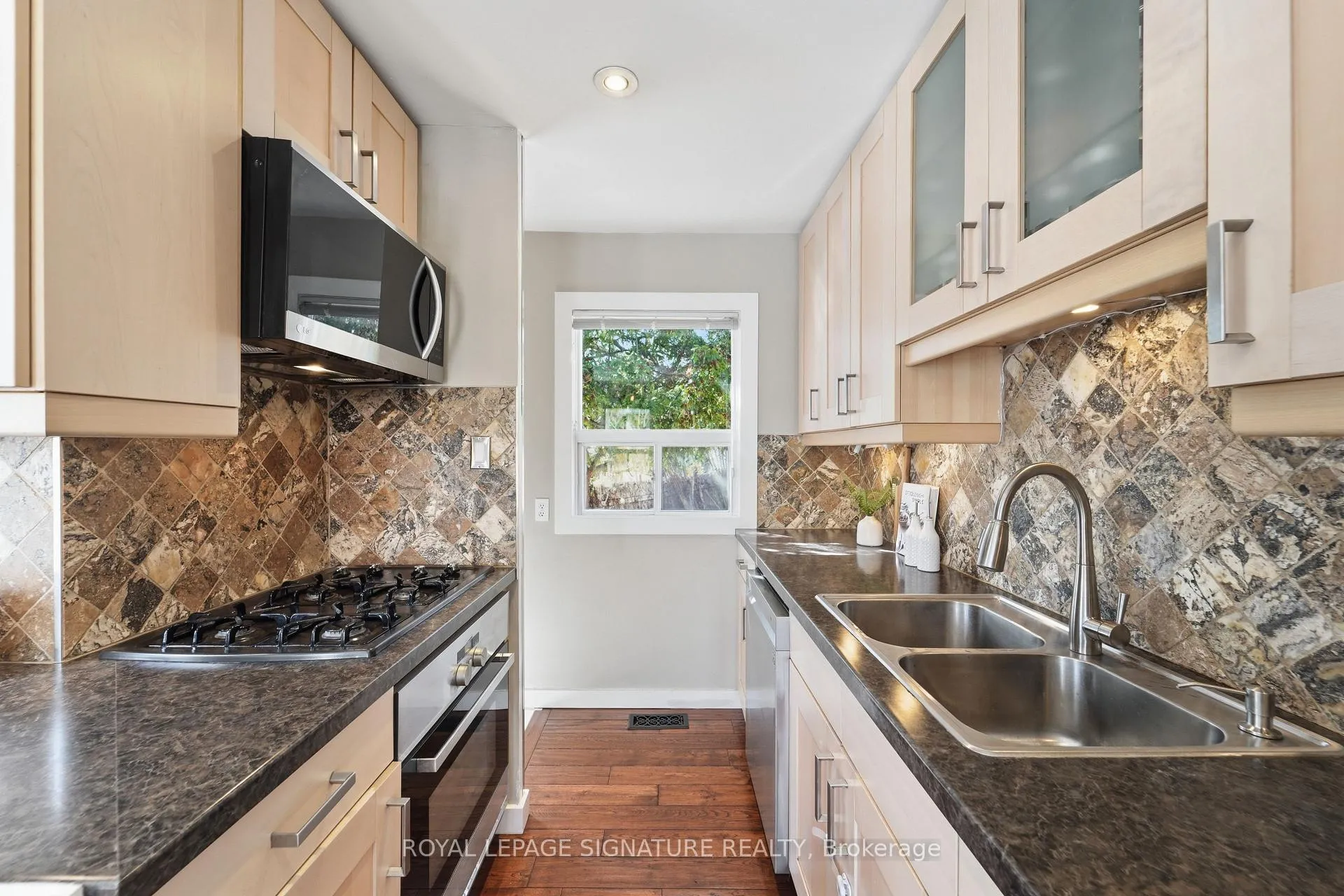 Photo 11 of 33 Cochrane Drive, Etobicoke, Stonegate-Queensway — HOMEH