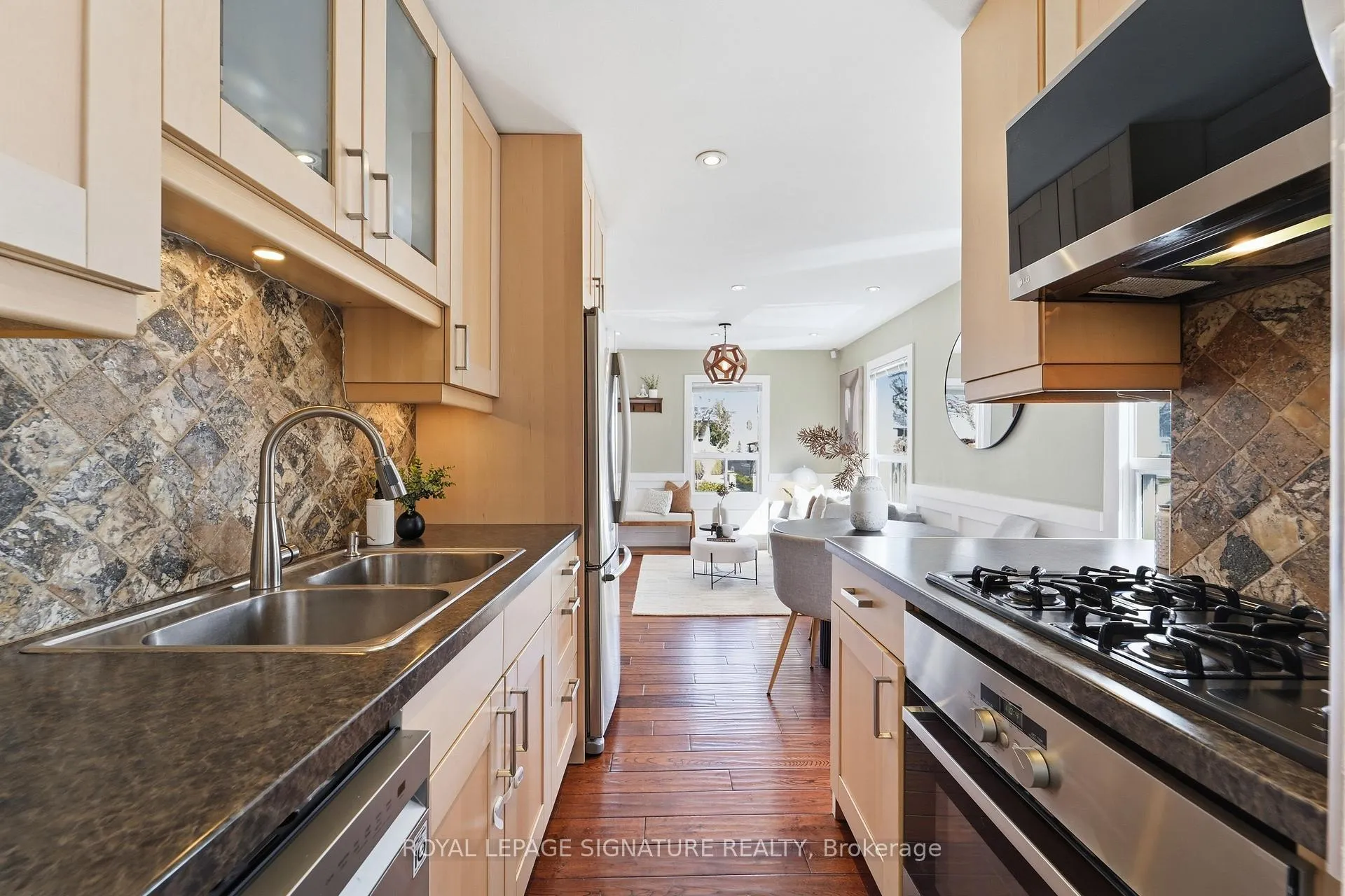 Photo 12 of 33 Cochrane Drive, Etobicoke, Stonegate-Queensway — HOMEH