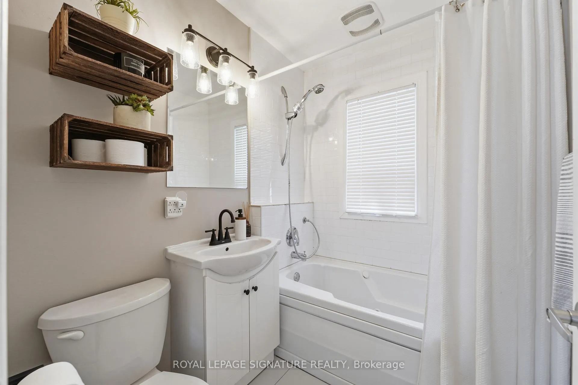 Photo 13 of 33 Cochrane Drive, Etobicoke, Stonegate-Queensway — HOMEH