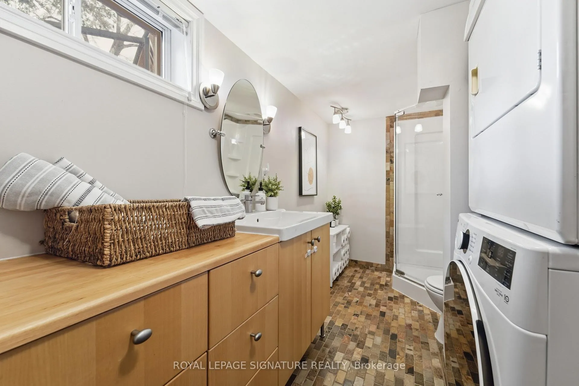 Photo 18 of 33 Cochrane Drive, Etobicoke, Stonegate-Queensway — HOMEH