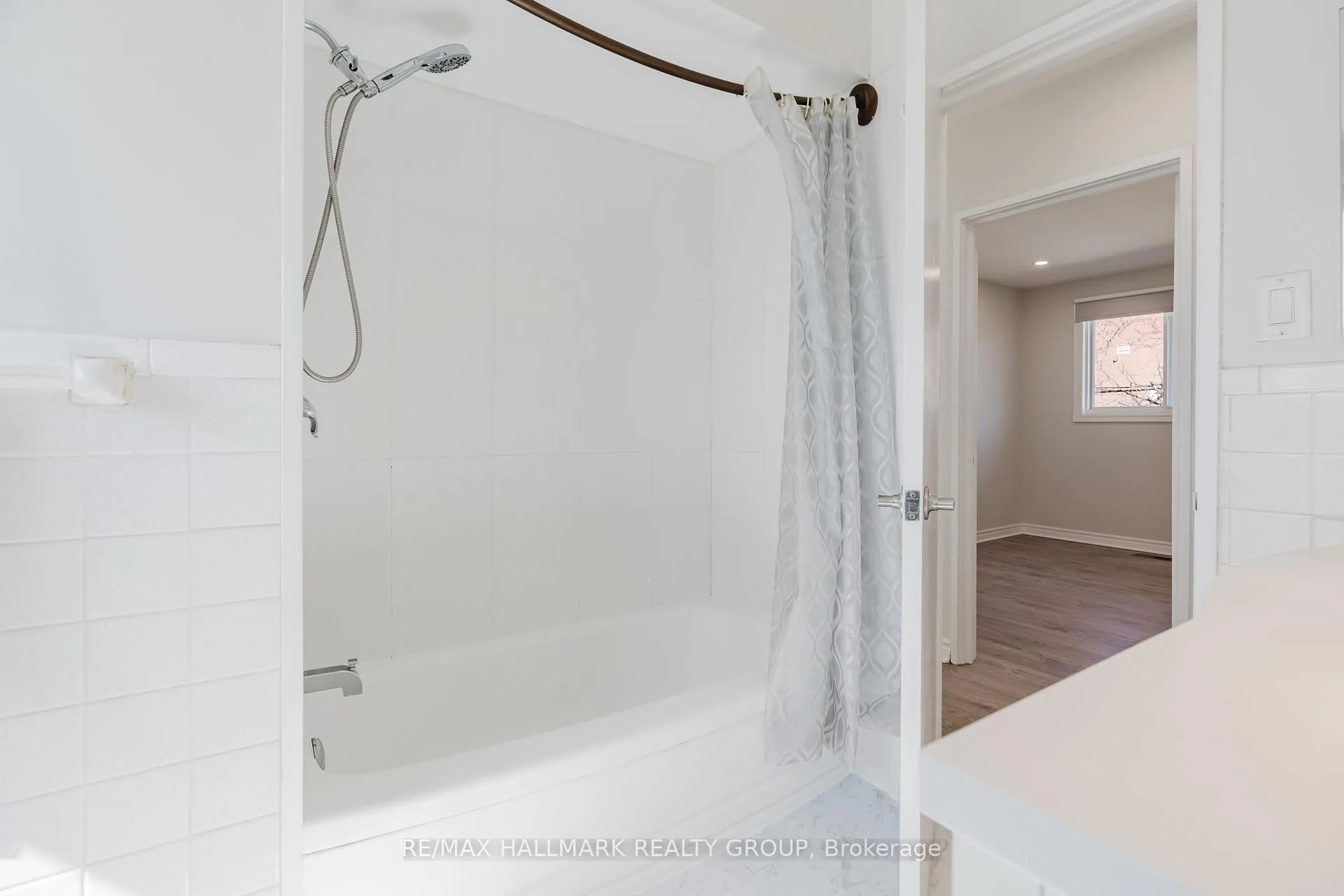 Photo 18 of 17 Wolmsley Crescent, Ottawa, Meadowlands/Crestview — HOMEH