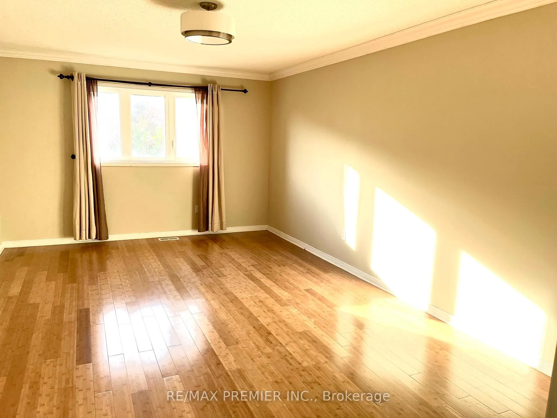 Photo 7 of 111 Catalpa Crescent, Vaughan, Patterson — HOMEH