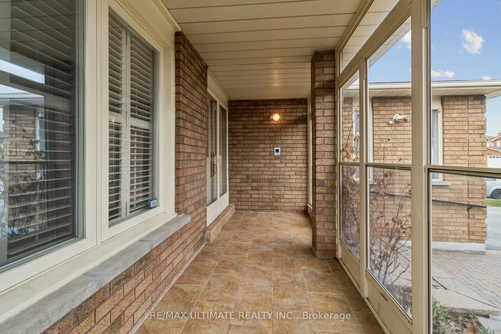Photo 4 of 149 Castlehill Road, Vaughan, Maple — HOMEH