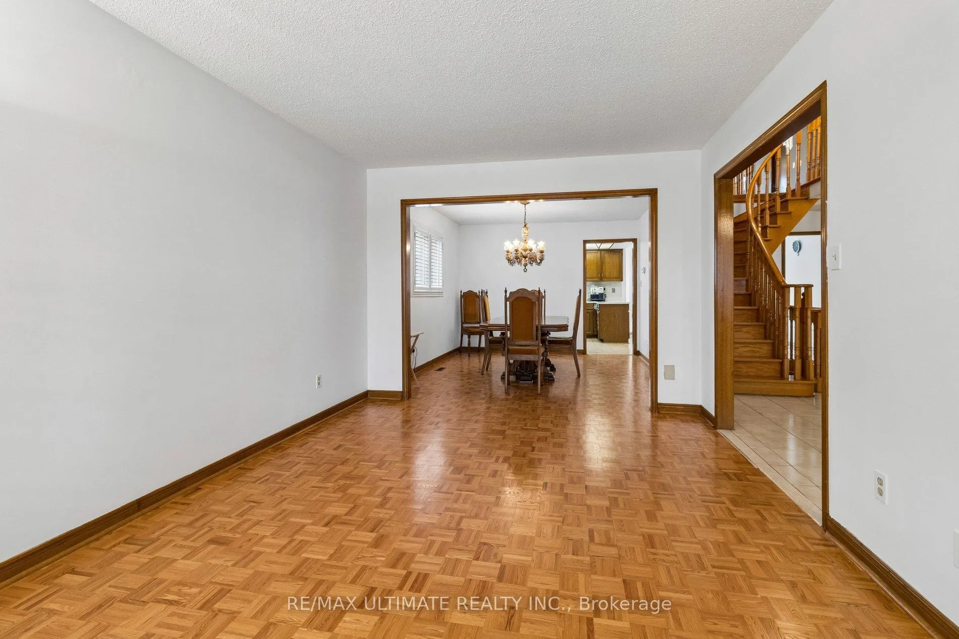 Photo 6 of 149 Castlehill Road, Vaughan, Maple — HOMEH
