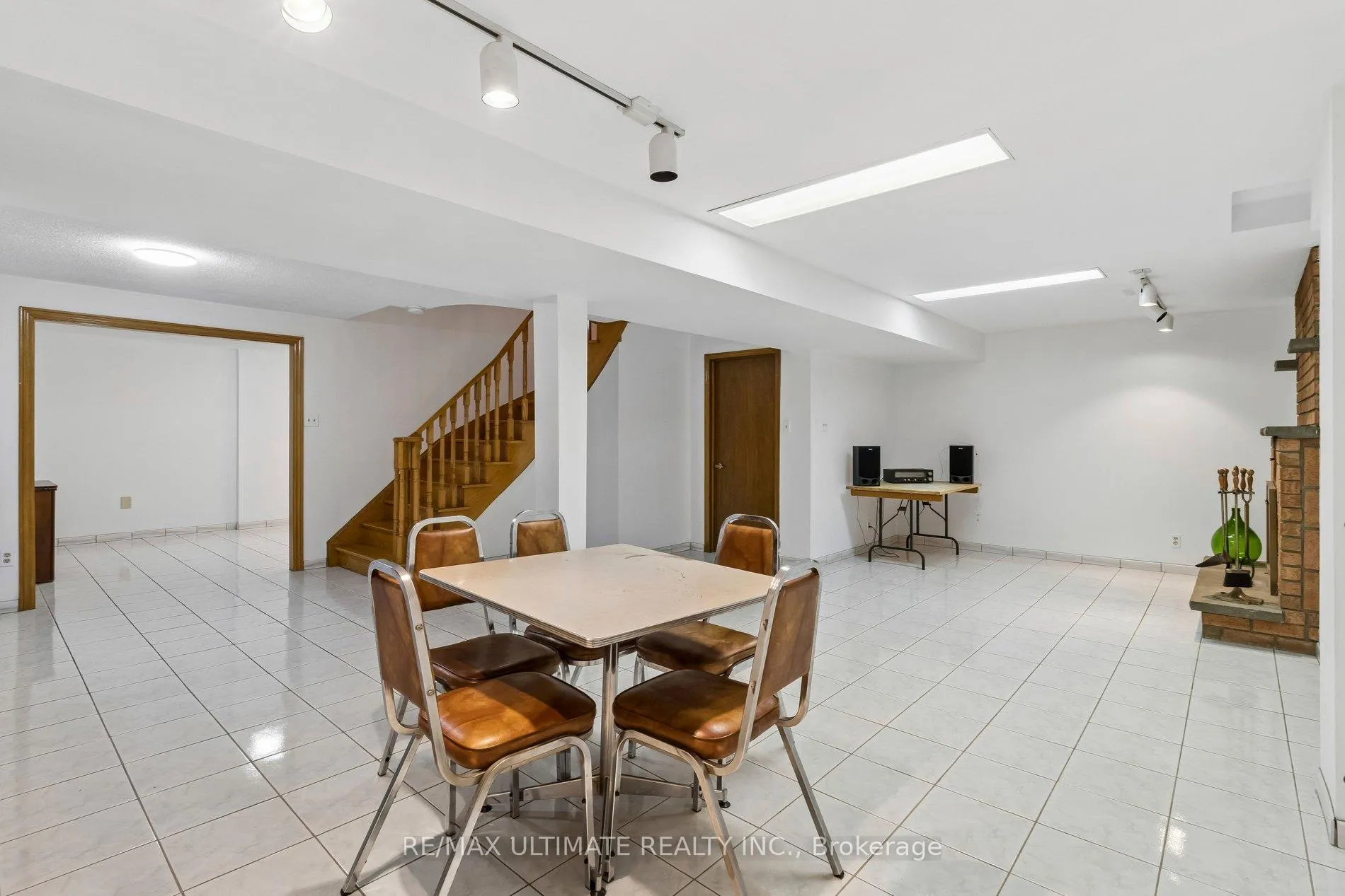 Photo 30 of 149 Castlehill Road, Vaughan, Maple — HOMEH
