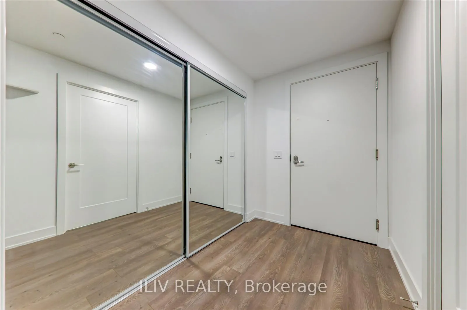 Photo 4 of Unit 1125, 8 Cedarland Drive, Markham, Unionville — HOMEH