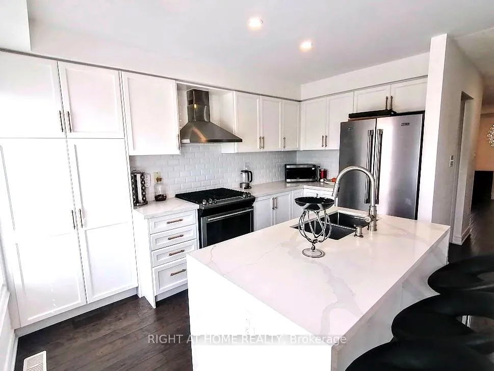Photo 10 of 51 Devineridge Avenue, Ajax, Central East — HOMEH