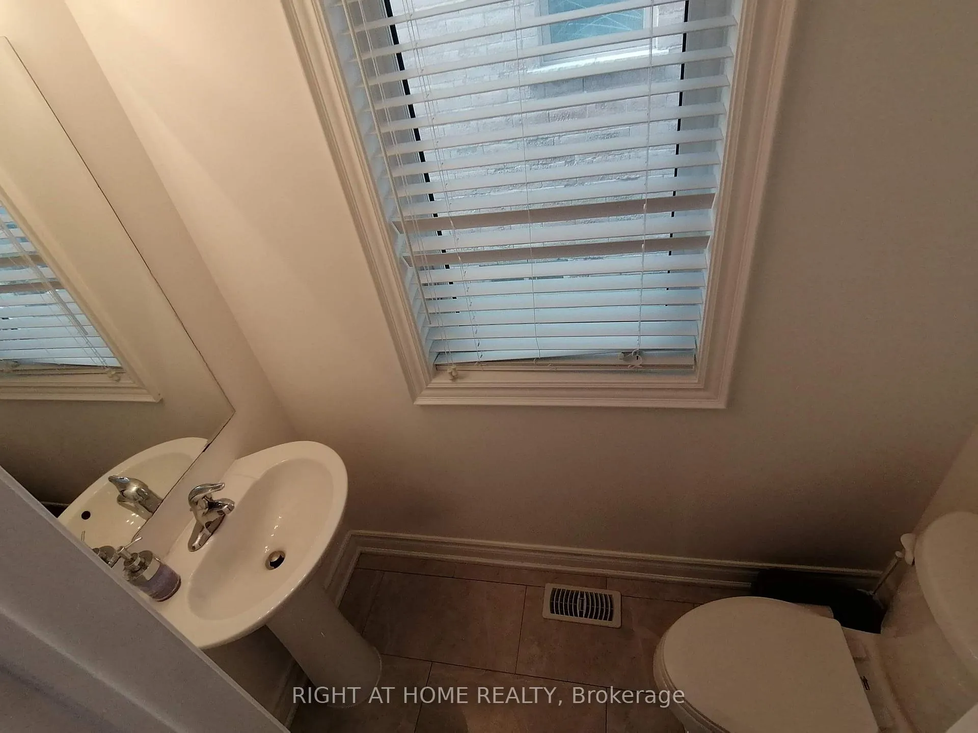 Photo 36 of 51 Devineridge Avenue, Ajax, Central East — HOMEH