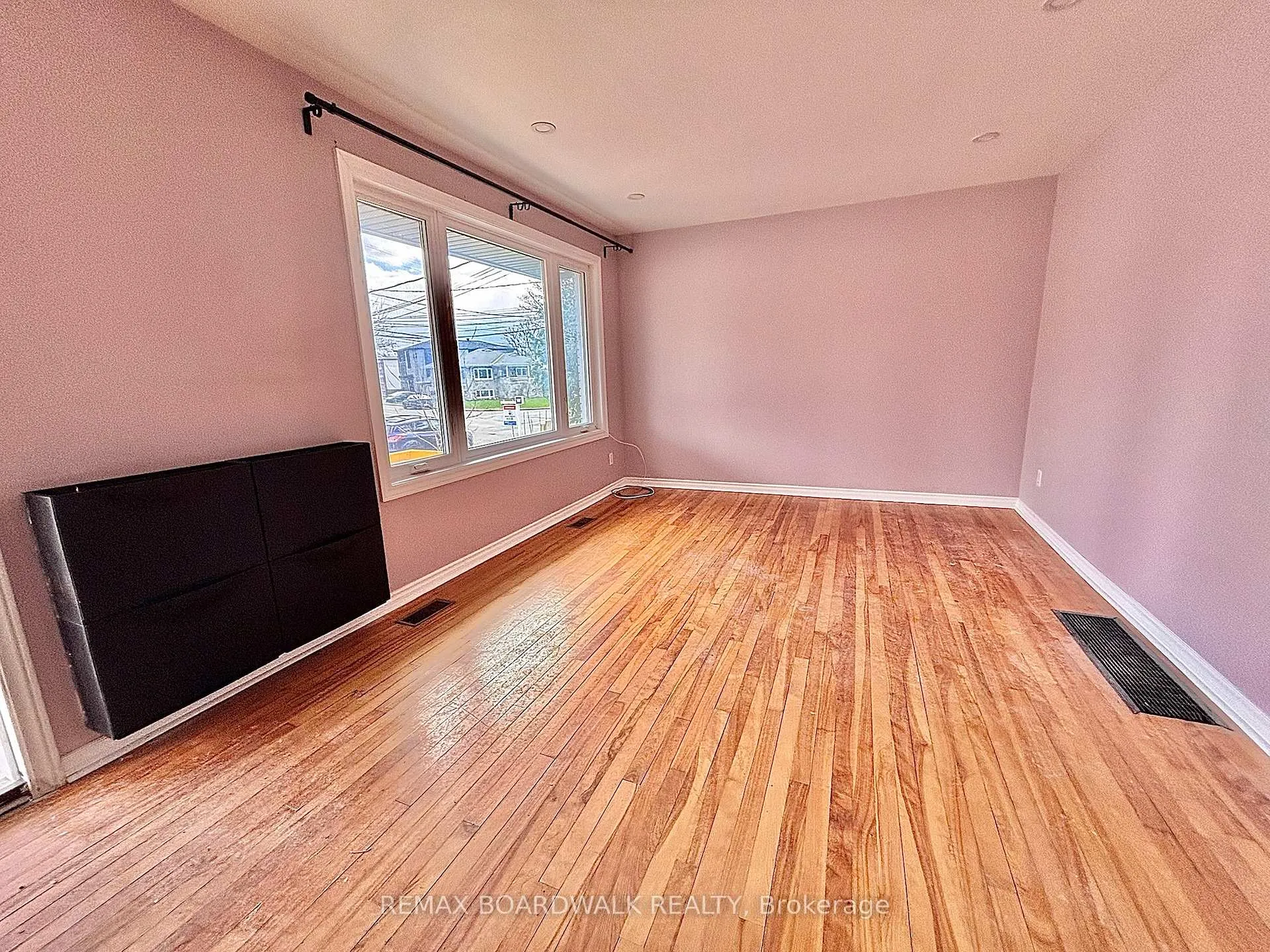Photo 4 of 379 St Denis Street, Ottawa, Vanier — HOMEH