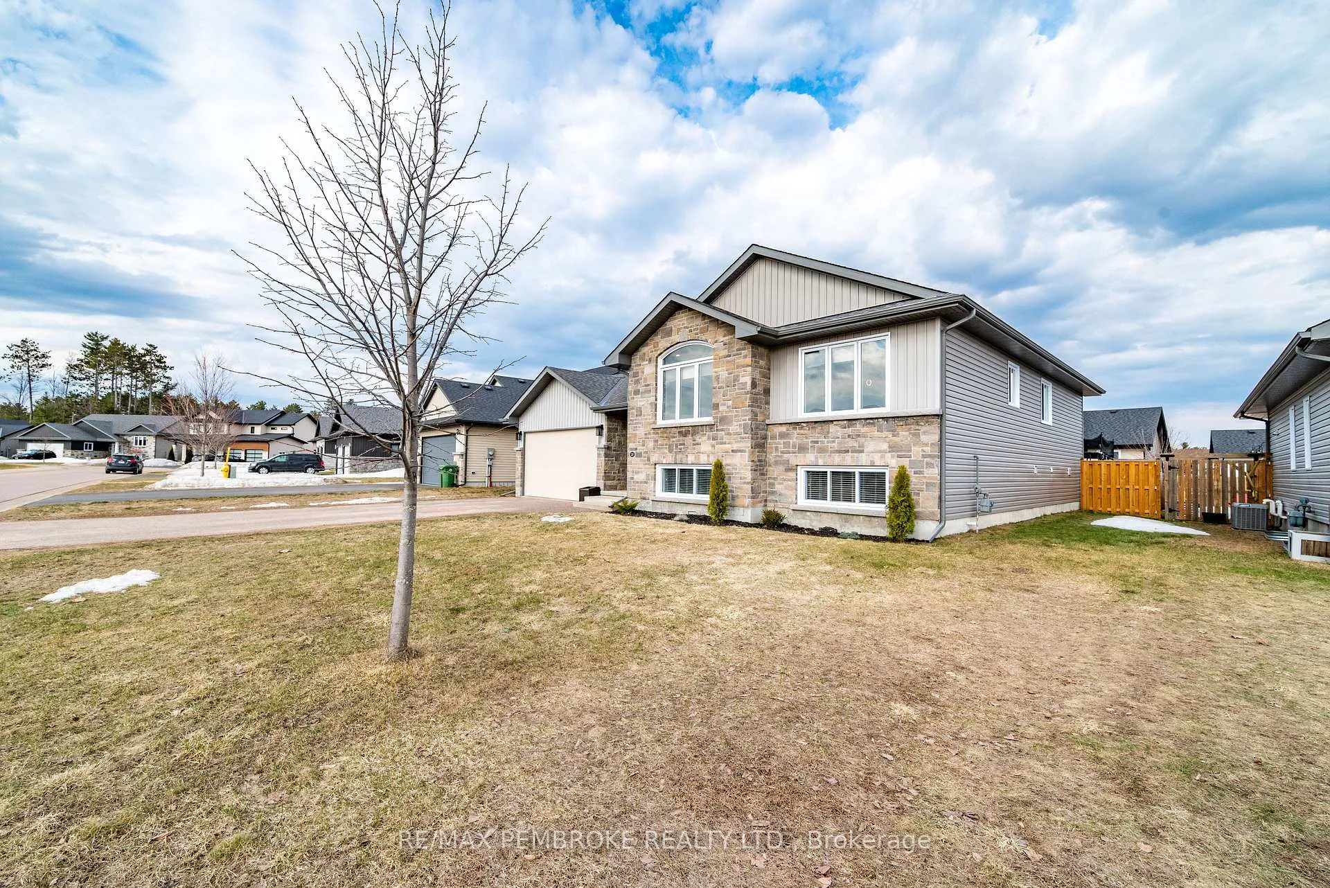 Photo 2 of 20 Liam Street, Petawawa — HOMEH