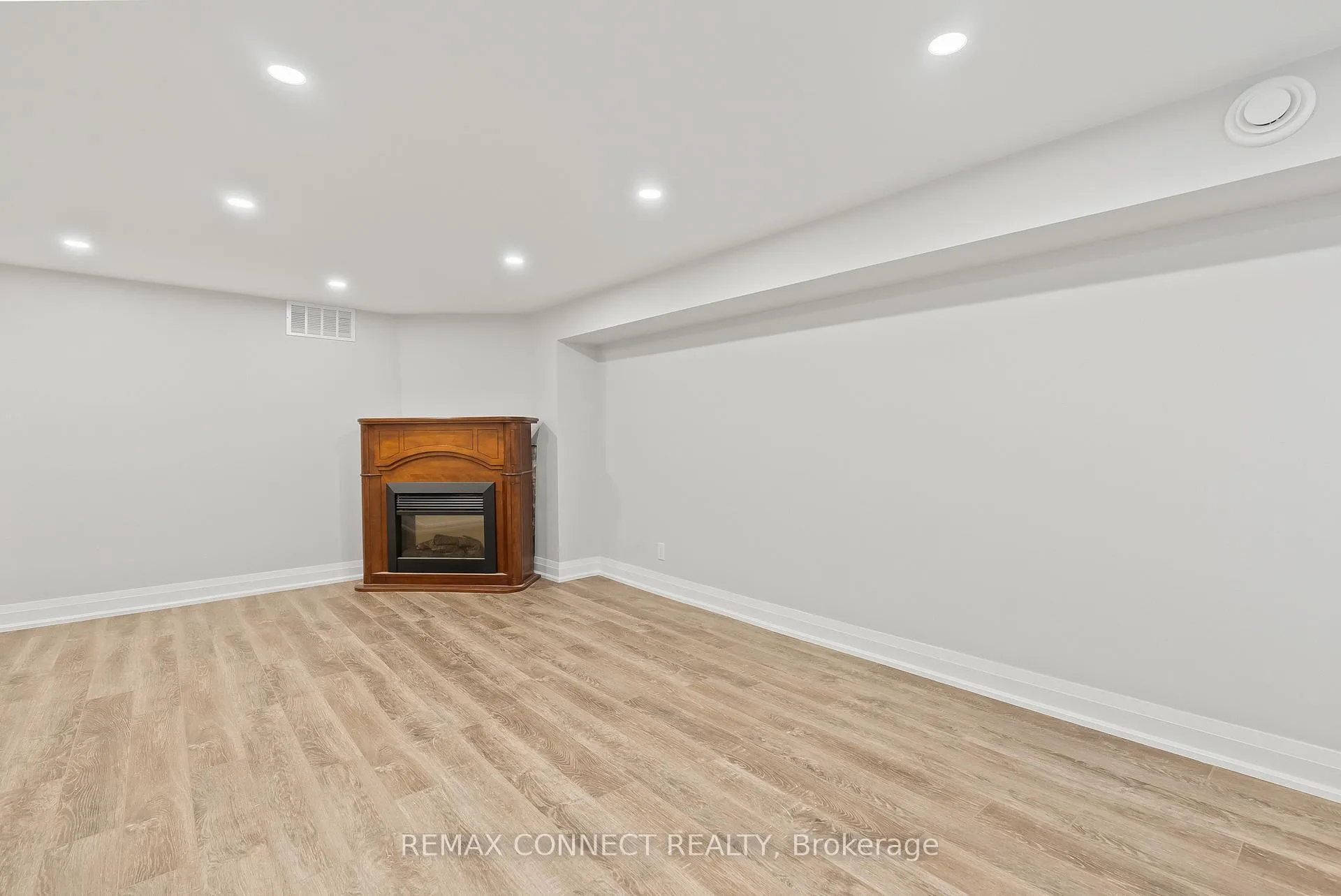 Photo 2 of 124 Burcher Road, Ajax, South East — HOMEH
