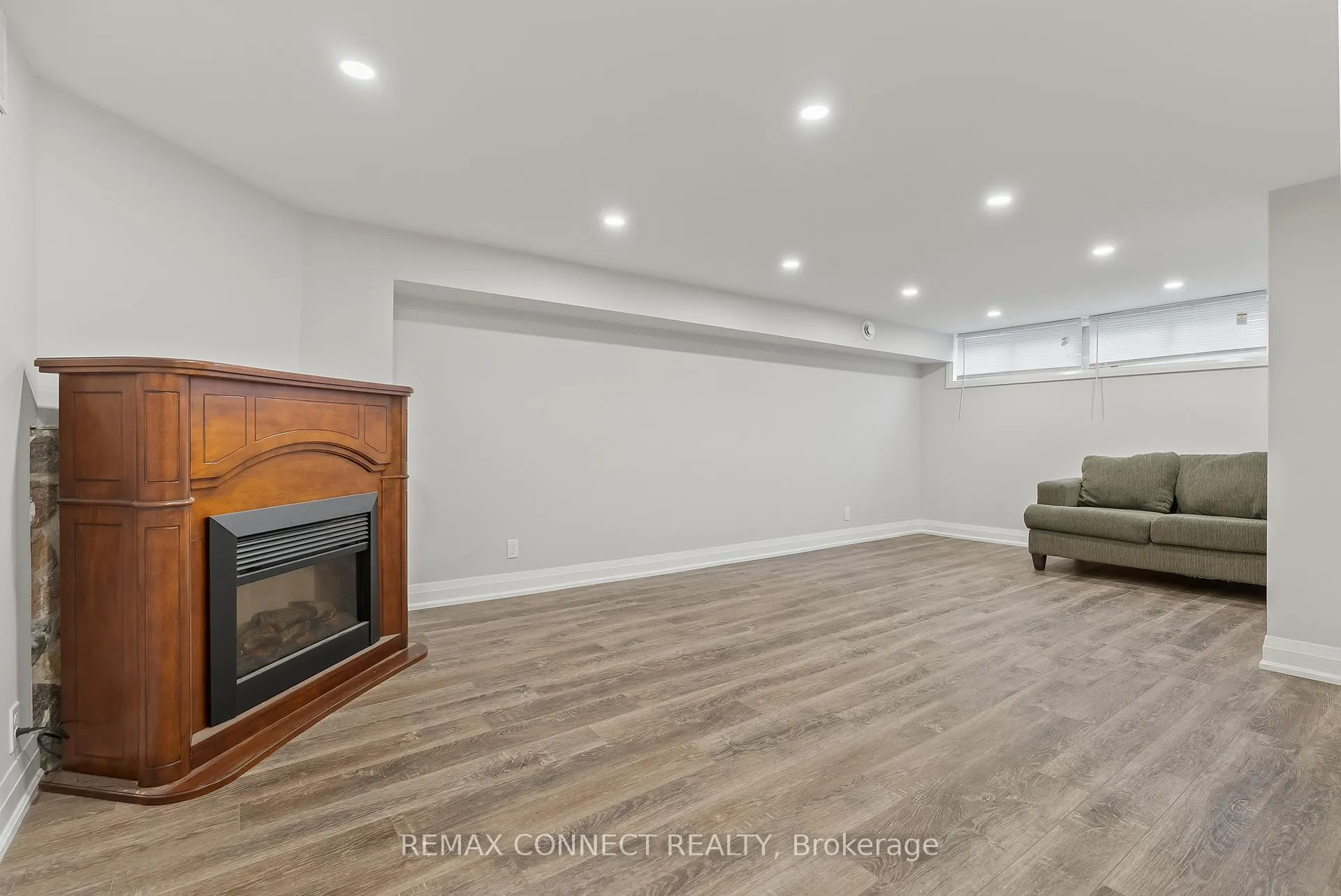 Photo 4 of 124 Burcher Road, Ajax, South East — HOMEH