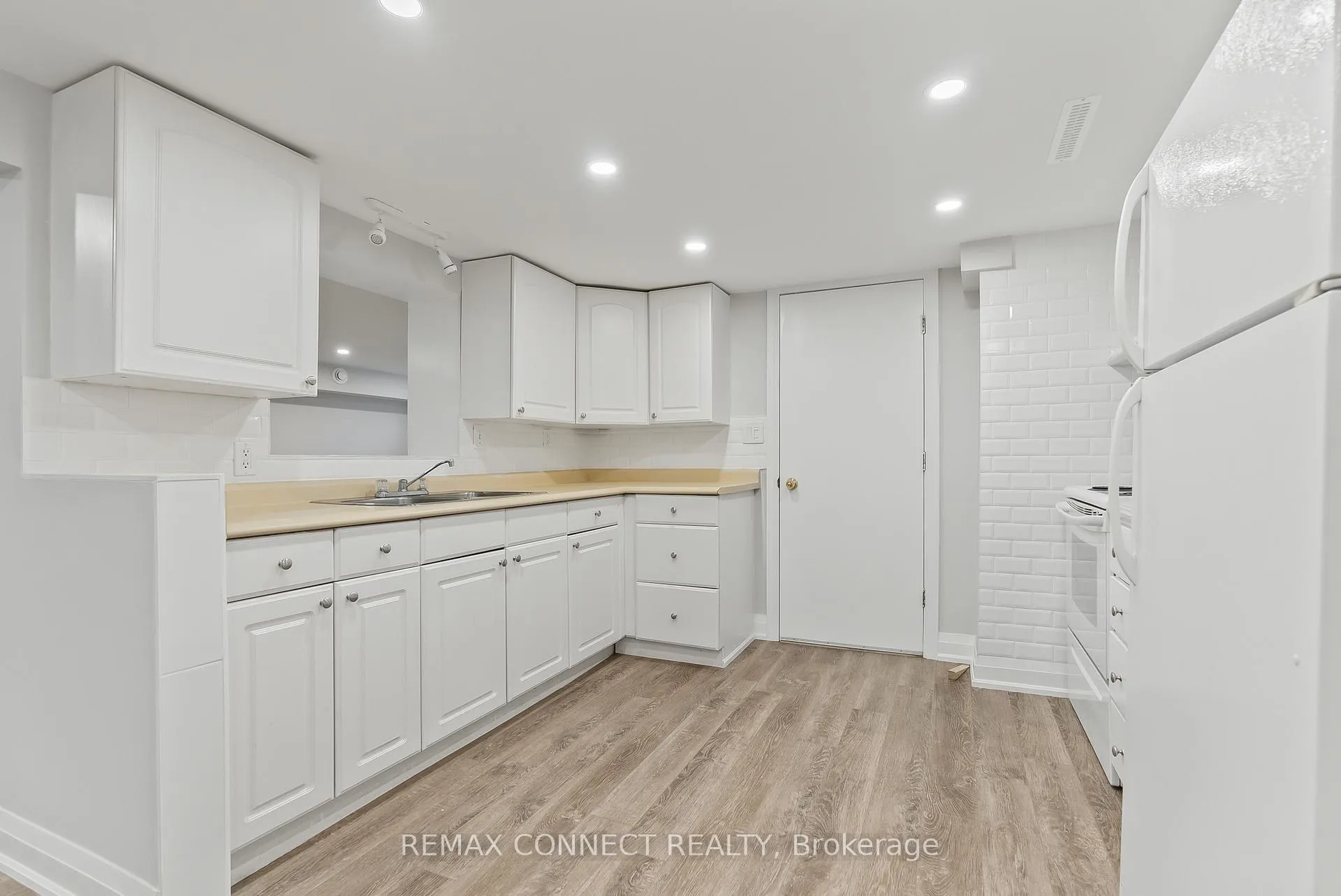 Photo 6 of 124 Burcher Road, Ajax, South East — HOMEH