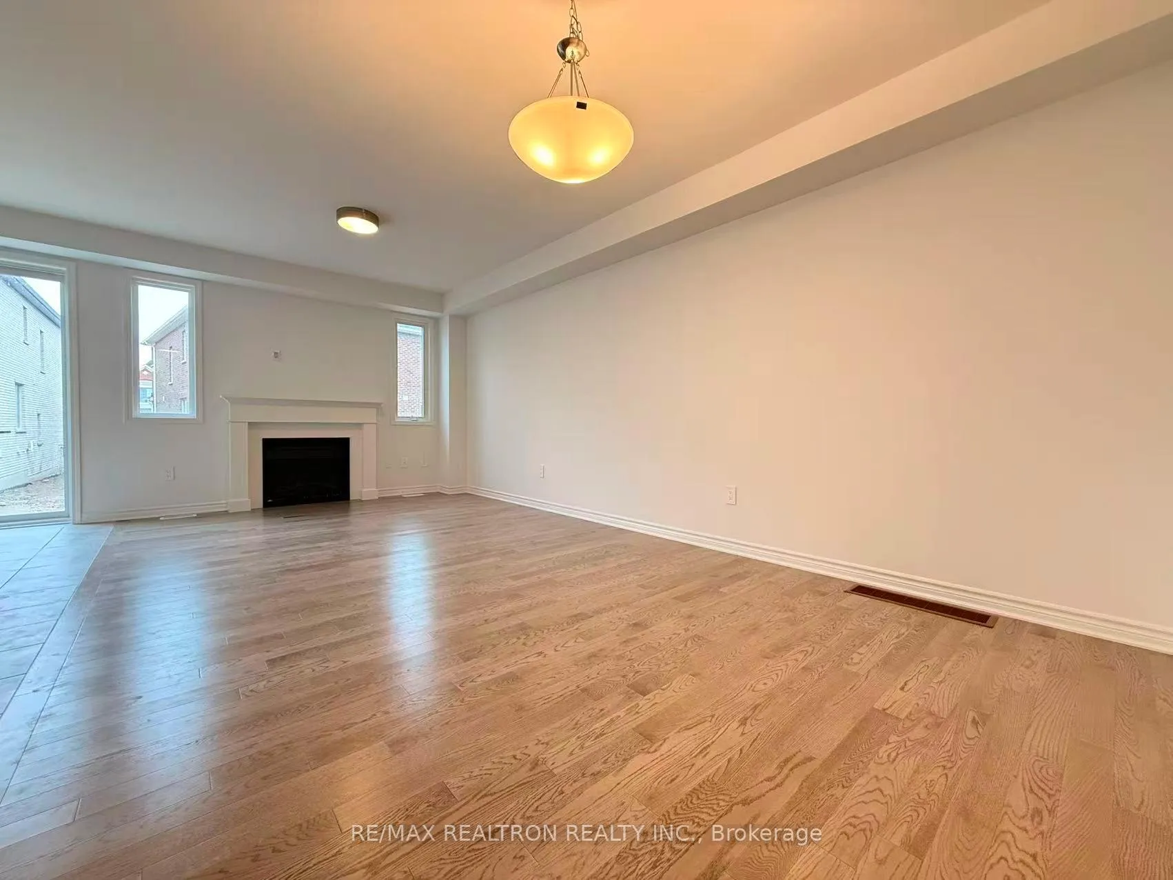 Photo 5 of 11 Moss Drive, Markham, Rural Markham — HOMEH