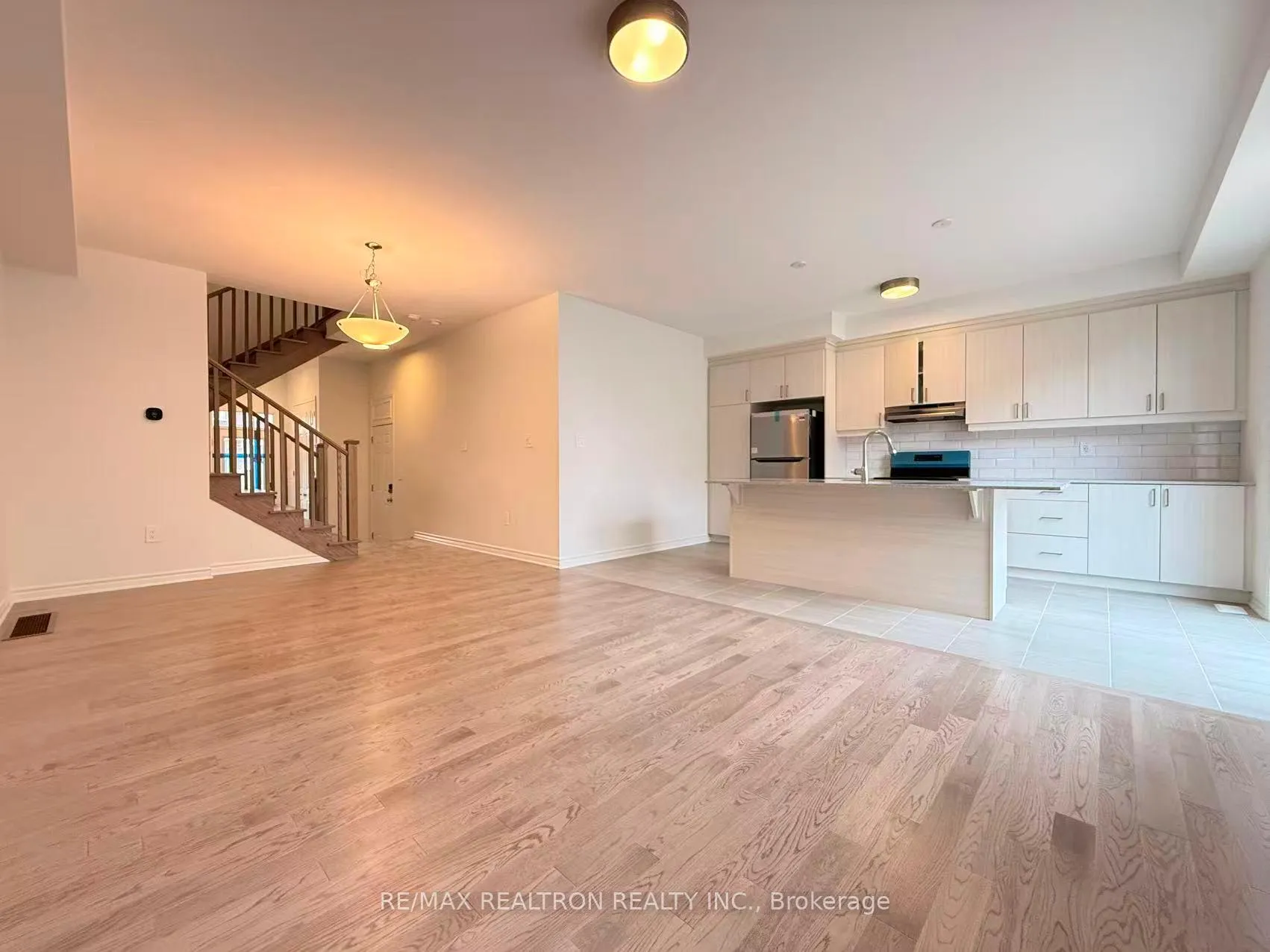 Photo 7 of 11 Moss Drive, Markham, Rural Markham — HOMEH