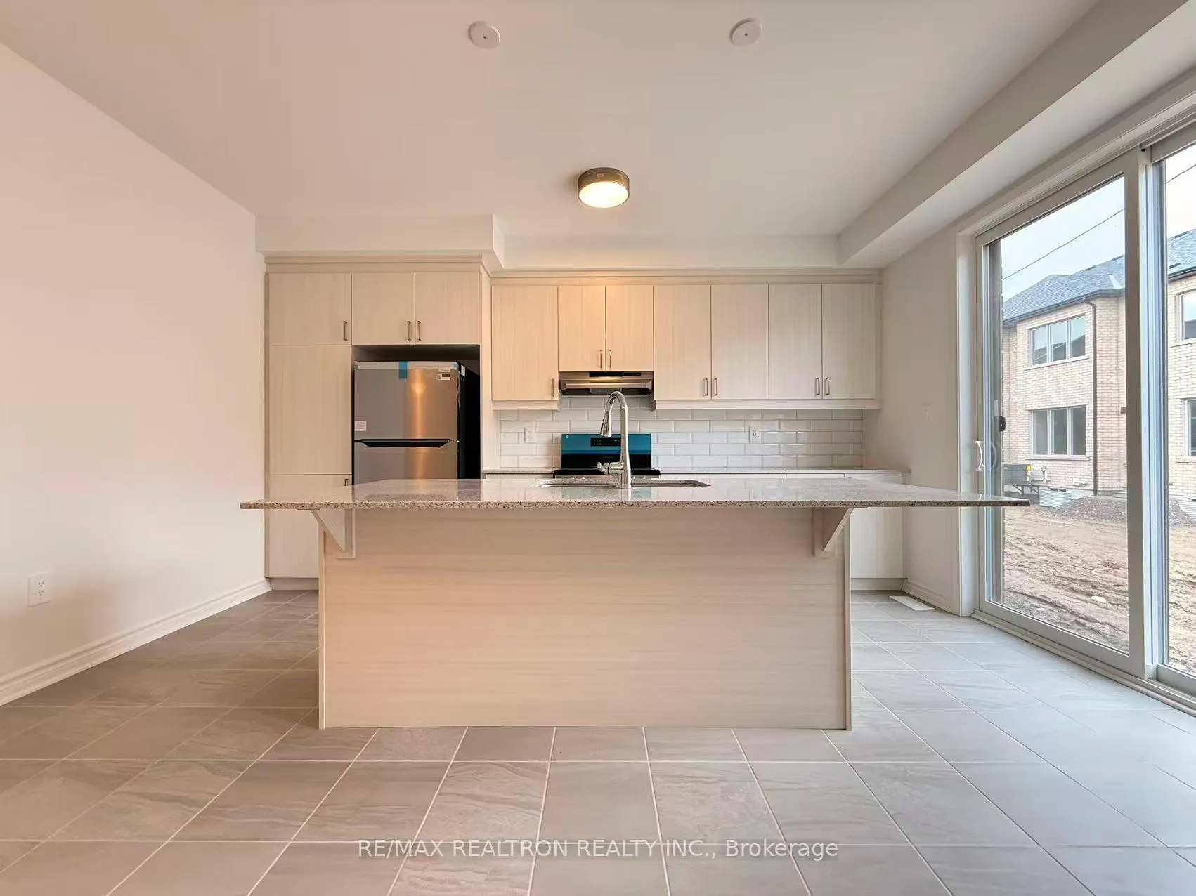 Photo 8 of 11 Moss Drive, Markham, Rural Markham — HOMEH