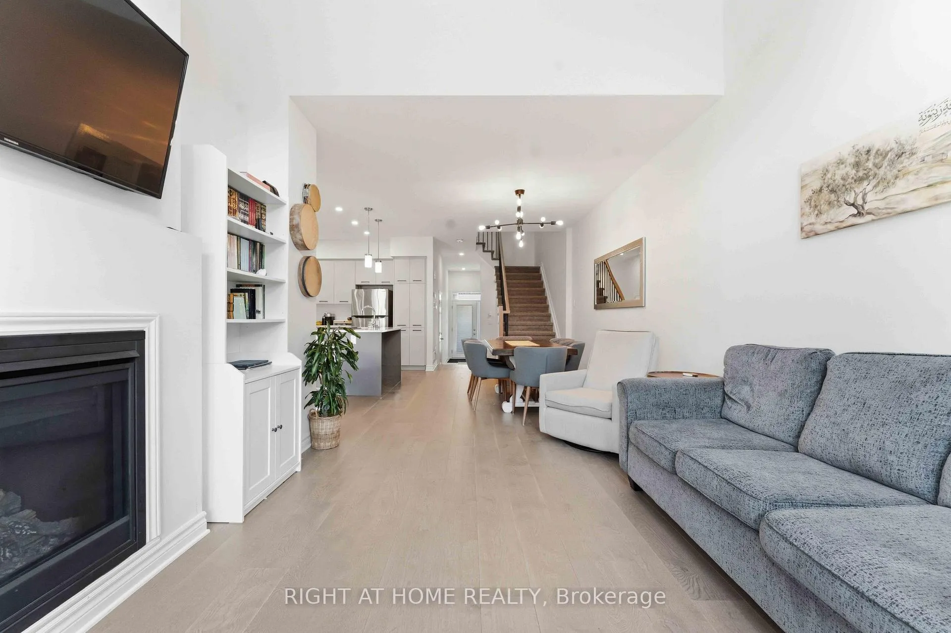Photo 4 of 695 Capricorn Circle, Ottawa, Riverside South/Gloucester Glen — HOMEH