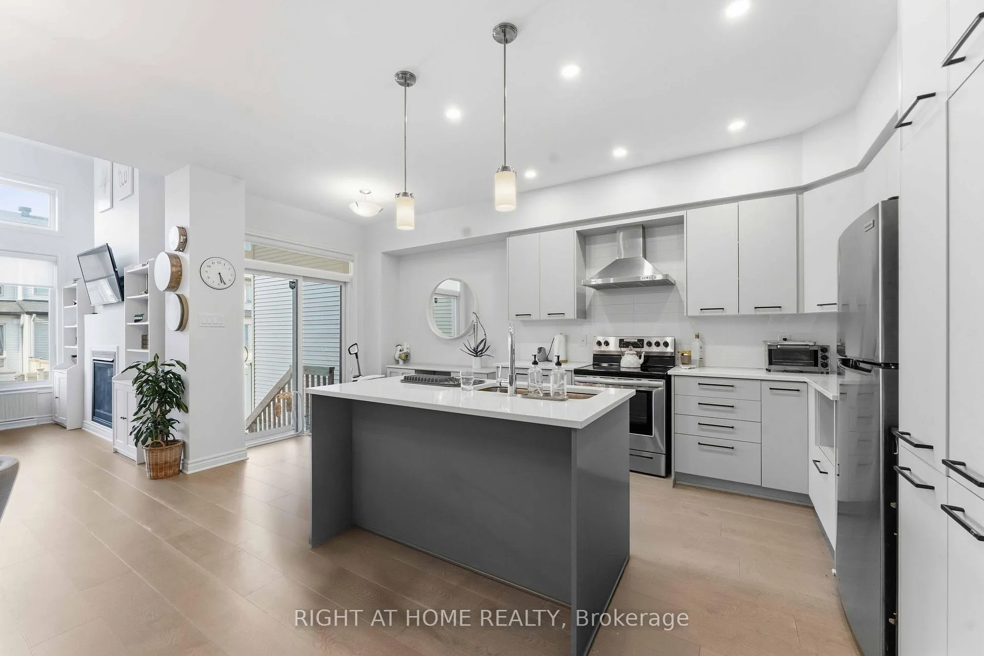 Photo 6 of 695 Capricorn Circle, Ottawa, Riverside South/Gloucester Glen — HOMEH