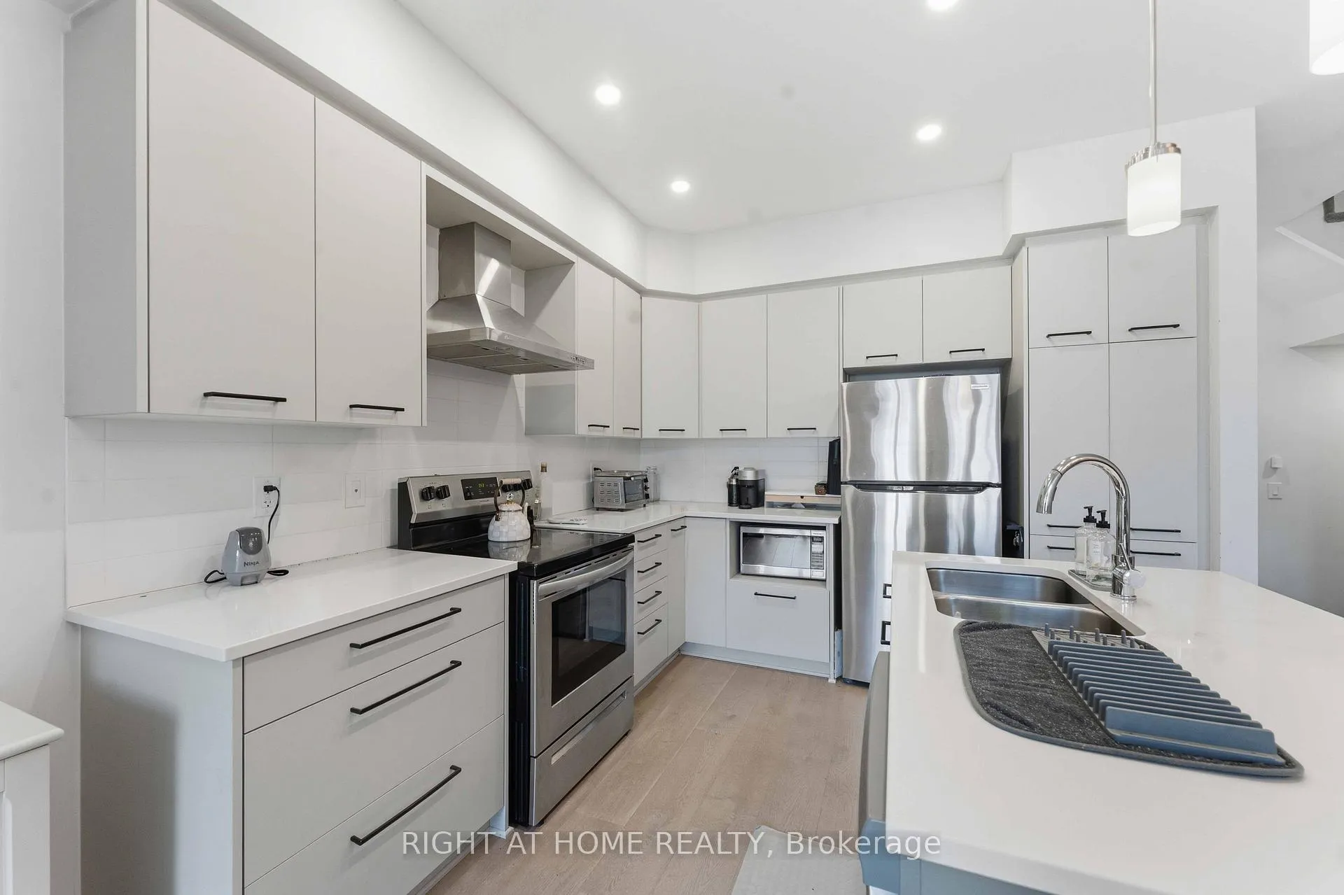 Photo 12 of 695 Capricorn Circle, Ottawa, Riverside South/Gloucester Glen — HOMEH