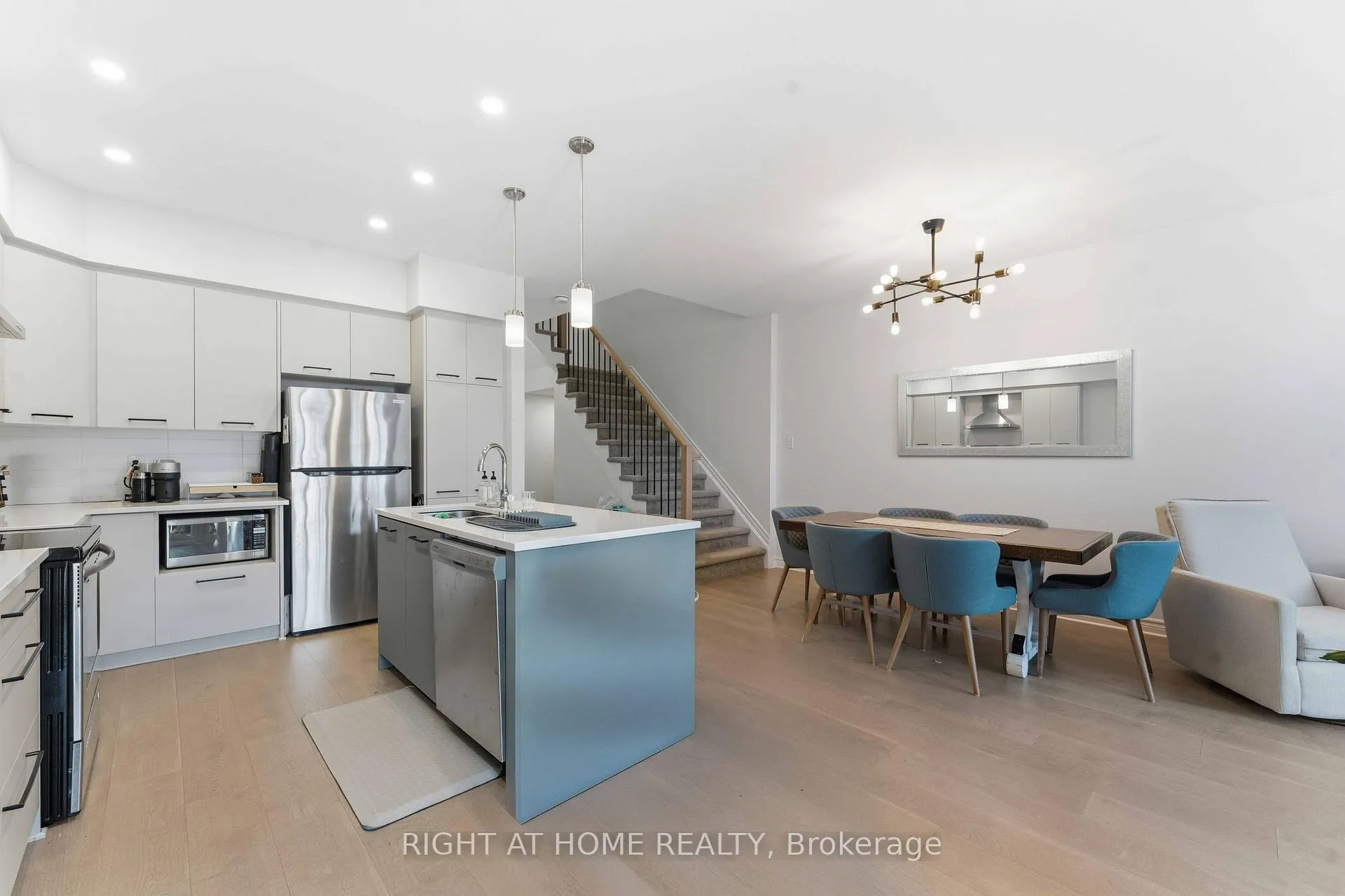 Photo 13 of 695 Capricorn Circle, Ottawa, Riverside South/Gloucester Glen — HOMEH