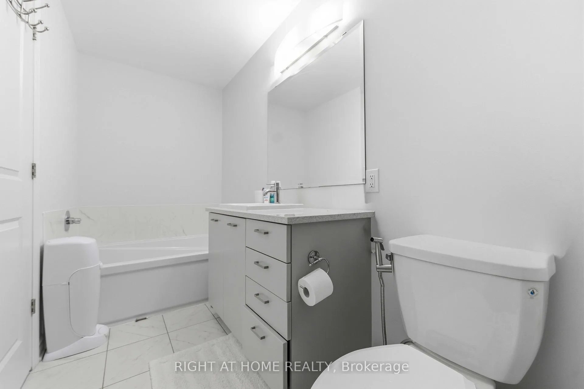 Photo 21 of 695 Capricorn Circle, Ottawa, Riverside South/Gloucester Glen — HOMEH