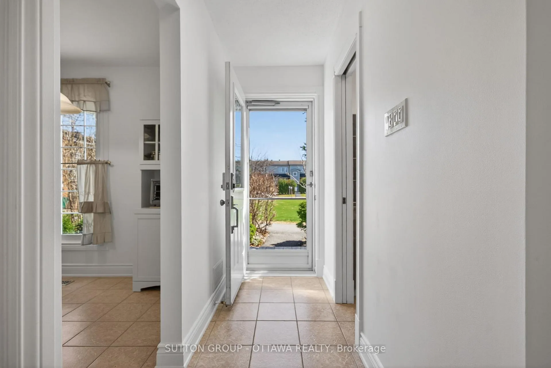 Photo 3 of 285 Monterey Drive, Ottawa, Leslie Park — HOMEH