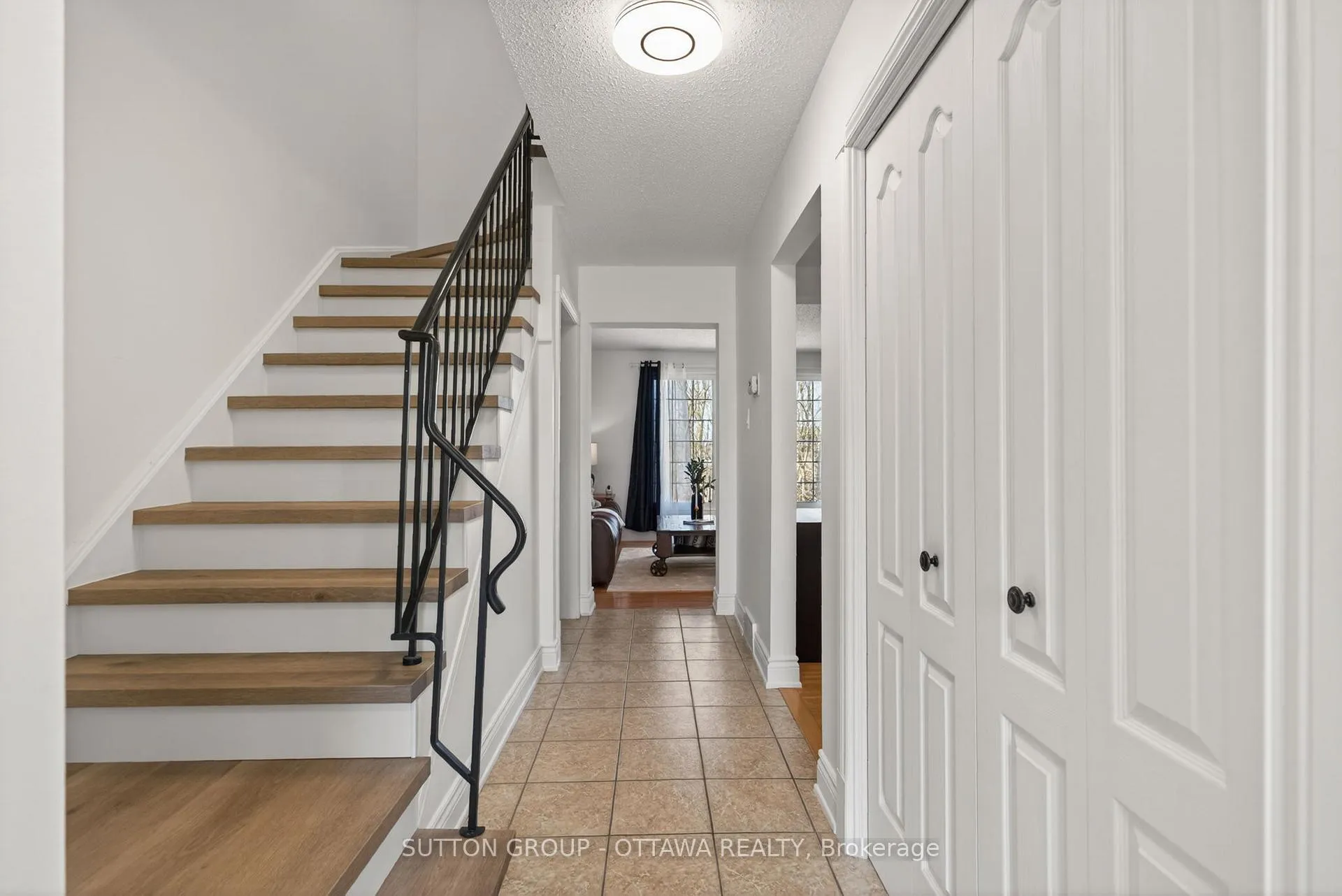 Photo 4 of 285 Monterey Drive, Ottawa, Leslie Park — HOMEH