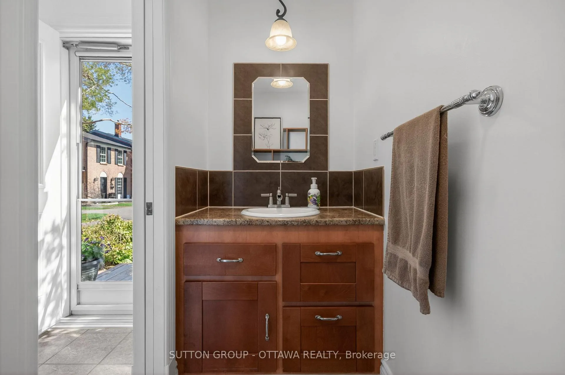 Photo 5 of 285 Monterey Drive, Ottawa, Leslie Park — HOMEH