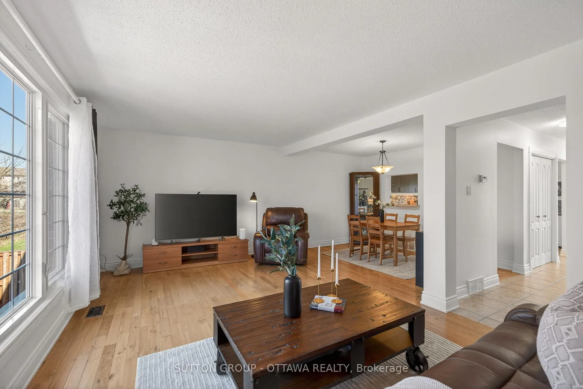 Photo 11 of 285 Monterey Drive, Ottawa, Leslie Park — HOMEH