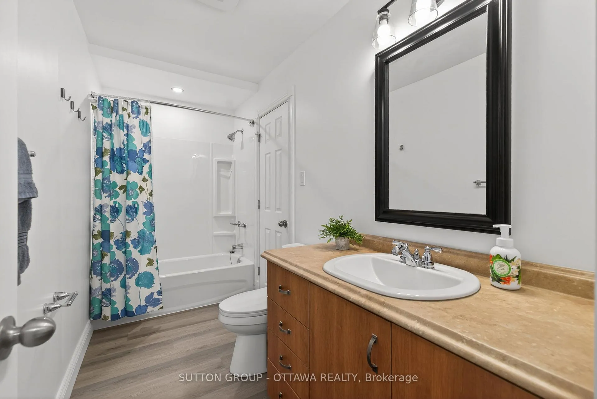 Photo 19 of 285 Monterey Drive, Ottawa, Leslie Park — HOMEH
