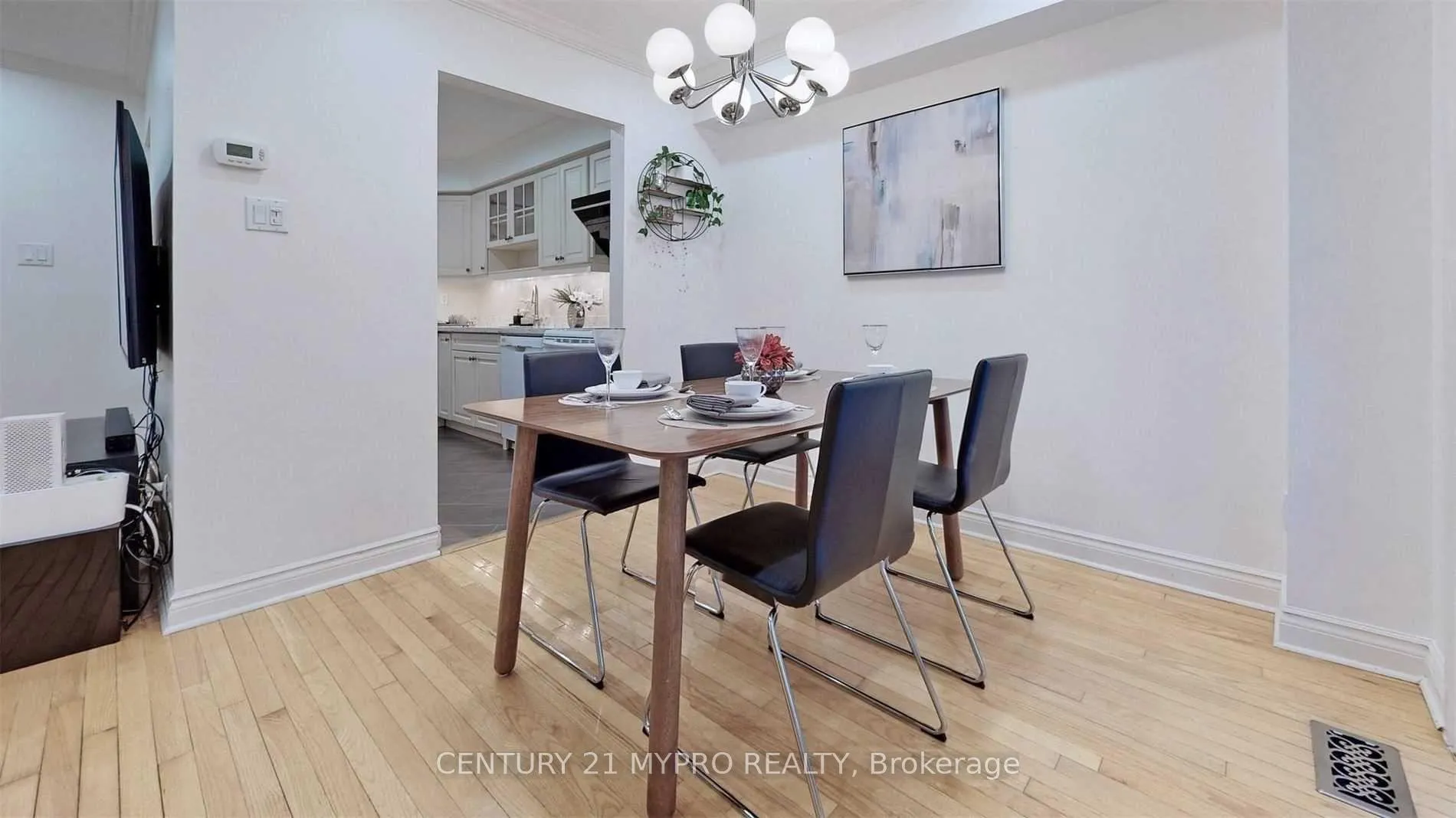 Photo 5 of 58 Knightsbridge Way, Markham, Markham Village — HOMEH
