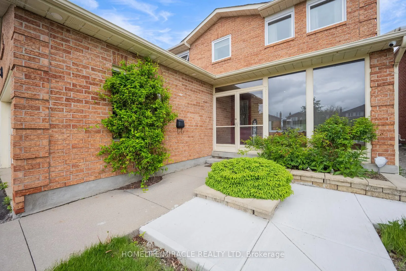 Photo 2 of 309 Conestoga Drive, Brampton, Heart Lake West — HOMEH