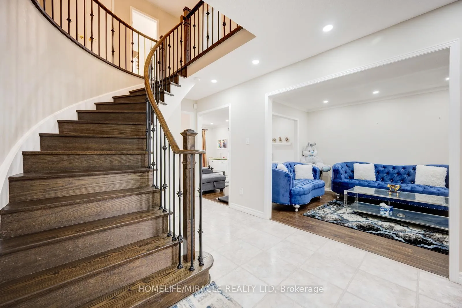 Photo 6 of 309 Conestoga Drive, Brampton, Heart Lake West — HOMEH