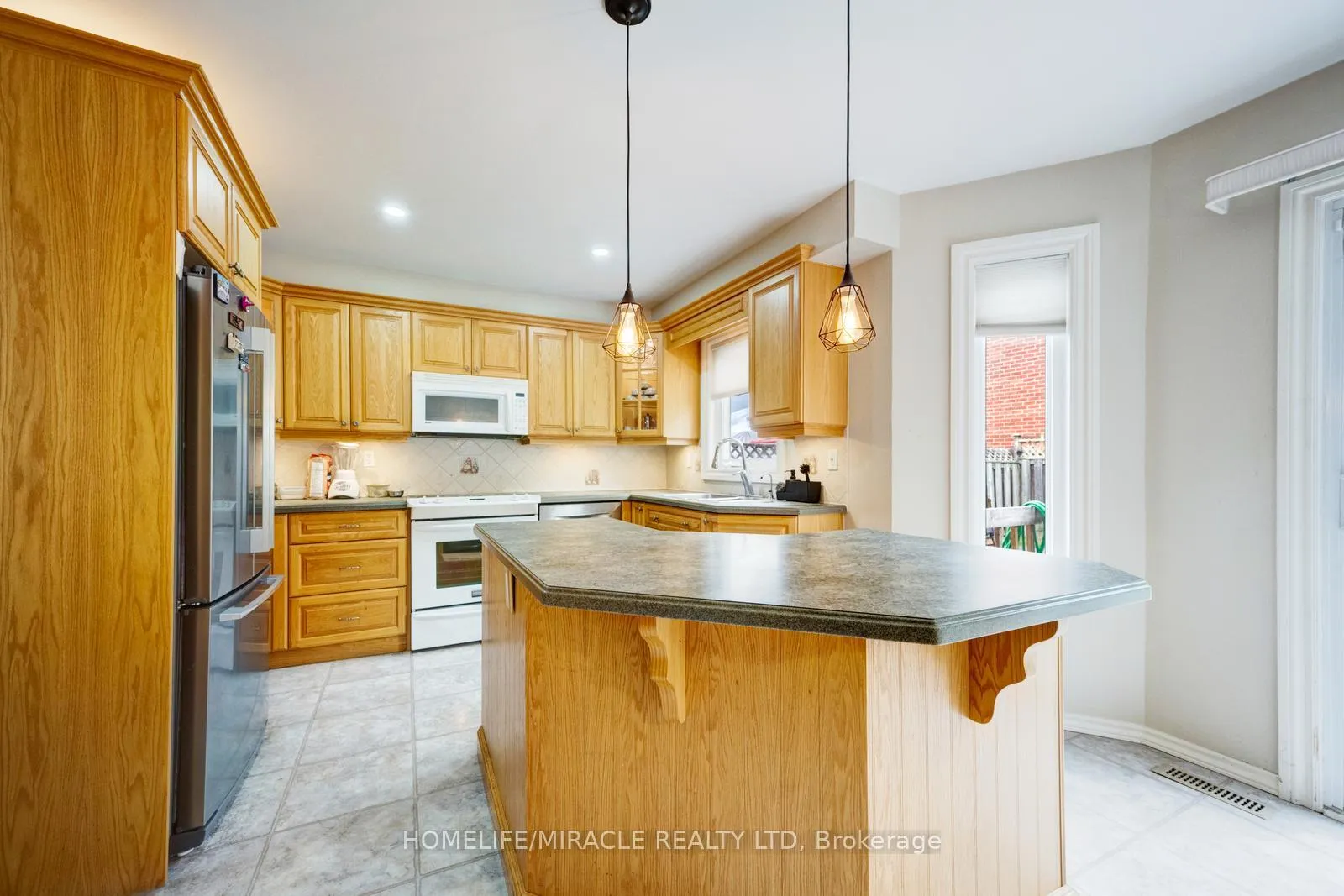 Photo 14 of 309 Conestoga Drive, Brampton, Heart Lake West — HOMEH