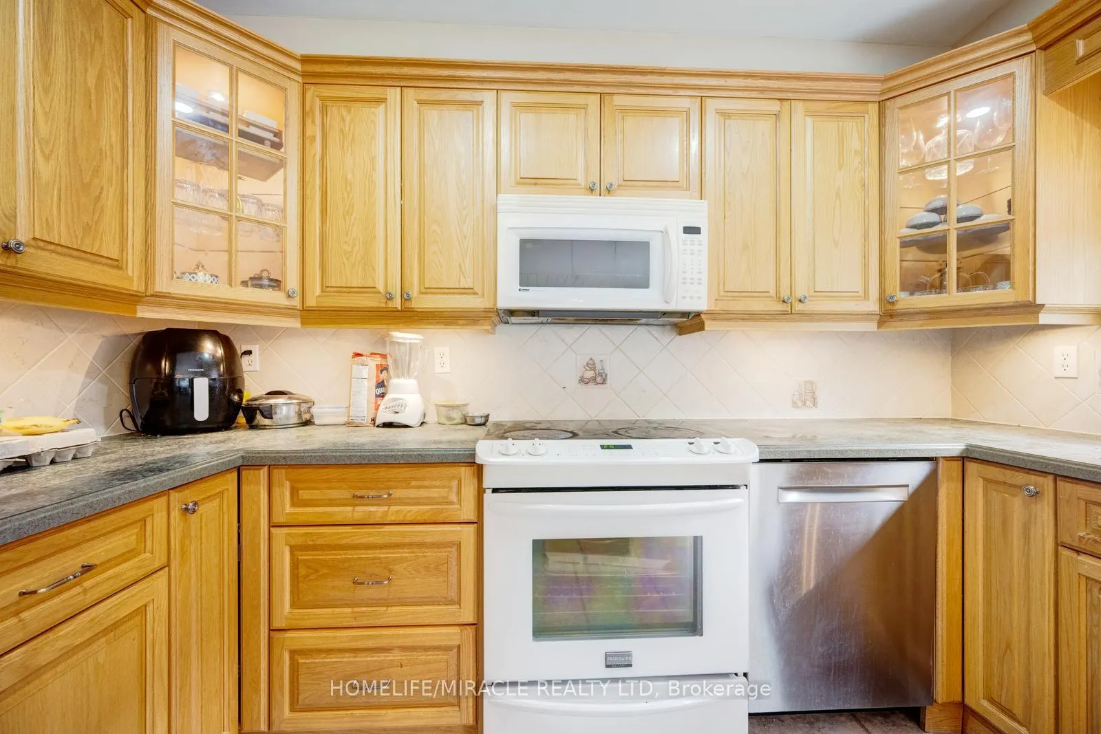 Photo 15 of 309 Conestoga Drive, Brampton, Heart Lake West — HOMEH
