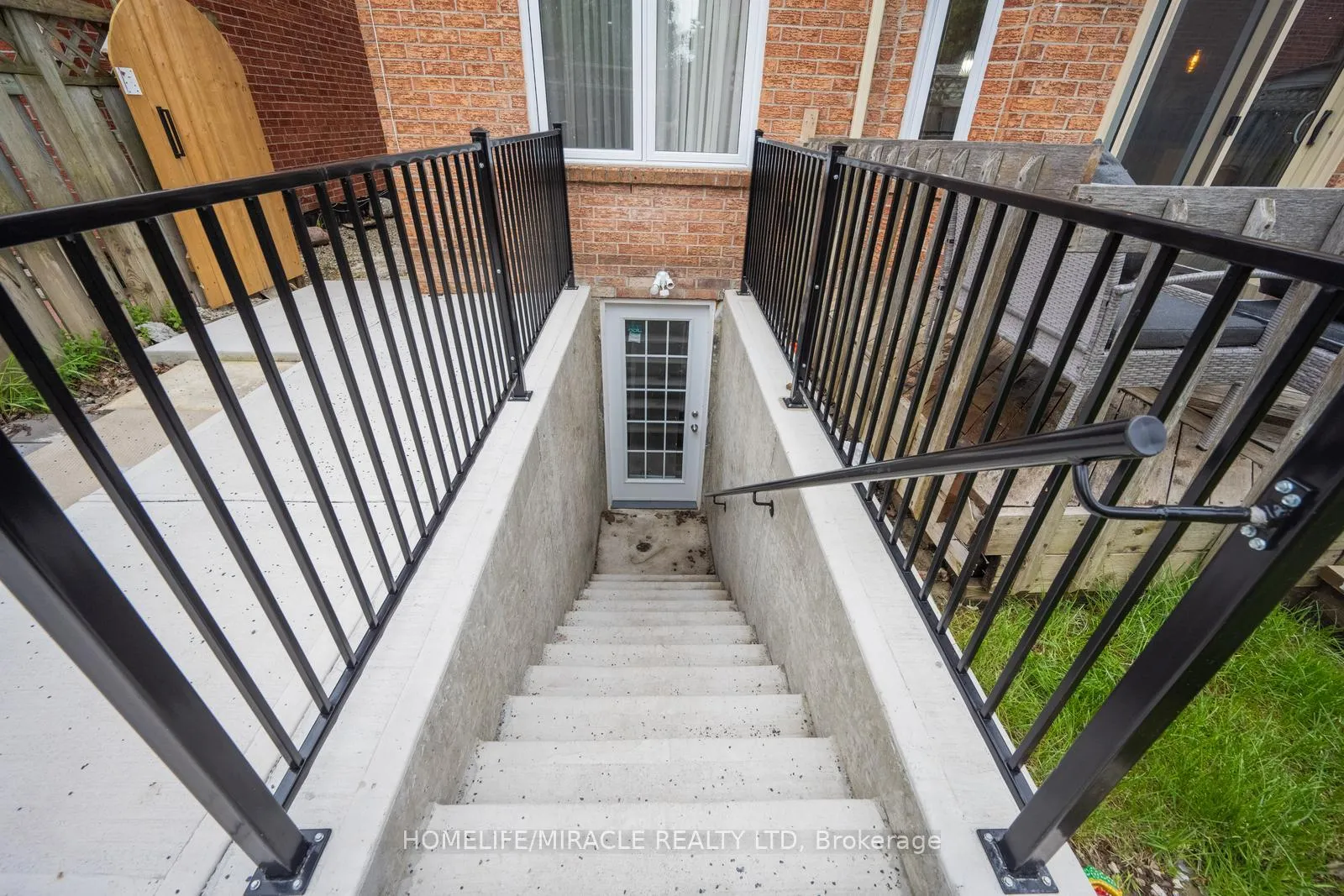 Photo 47 of 309 Conestoga Drive, Brampton, Heart Lake West — HOMEH